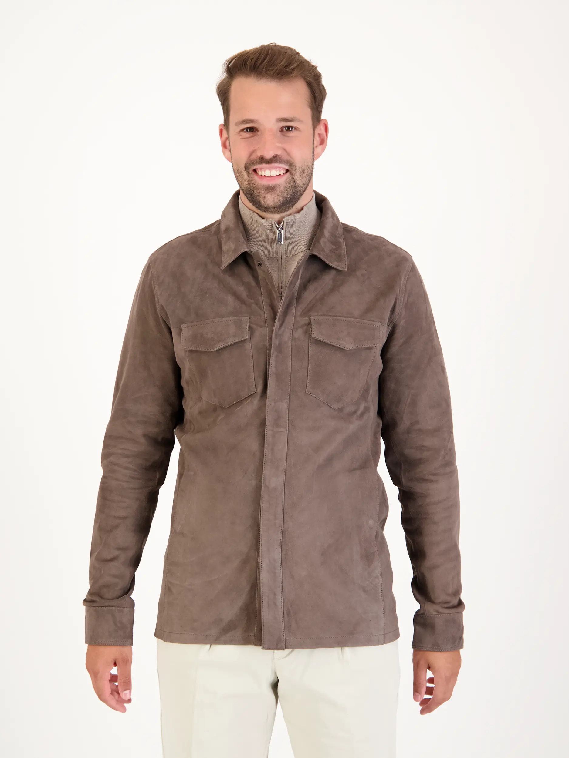 Overshirt aus Leder - Artikel Vorderseite getragen von einem Modell - Farbe: Braun