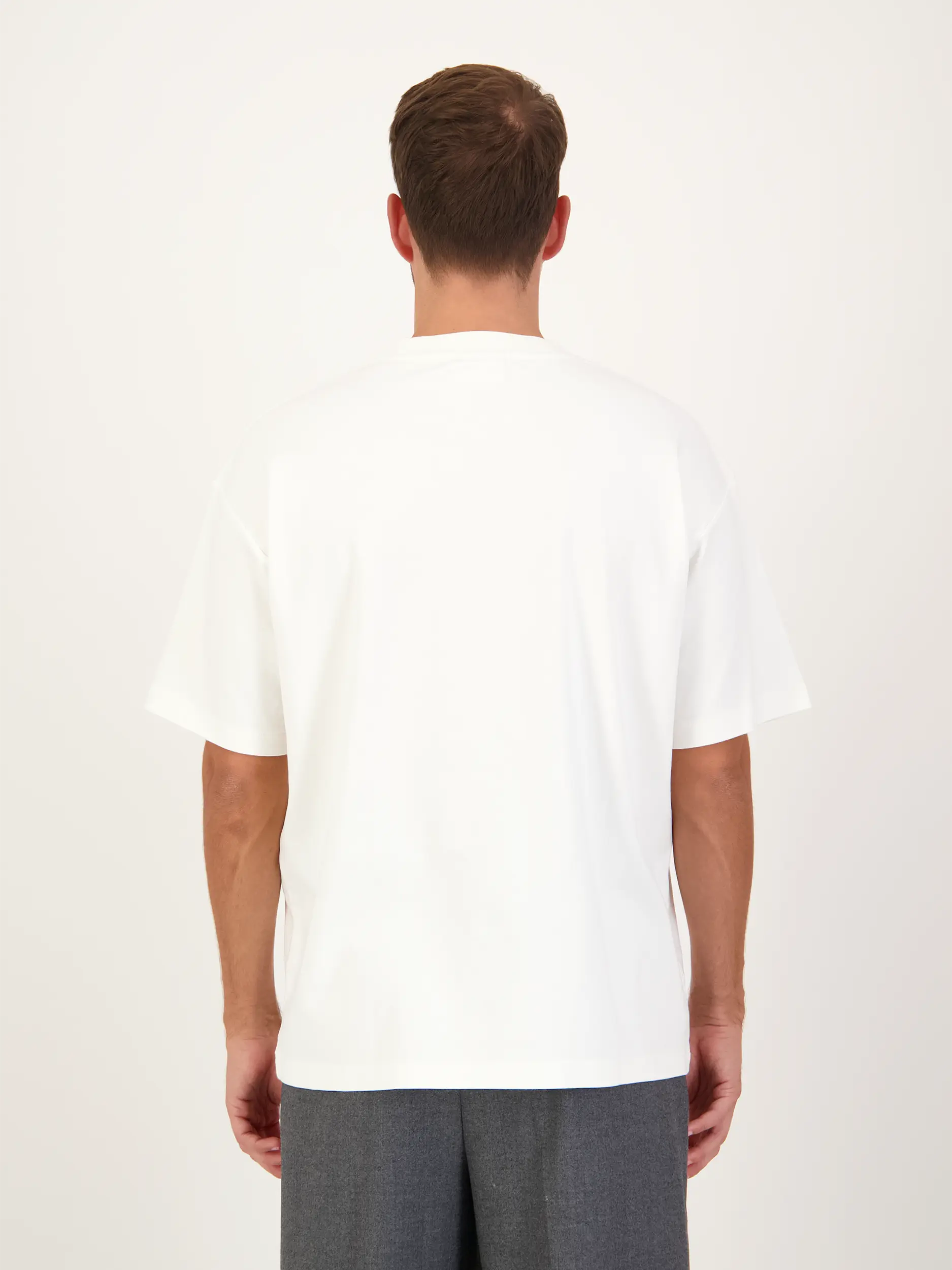 T-Shirt 'Drôle Palace' - Artikel Rückseite getragen von einem Modell - Farbe: Beige