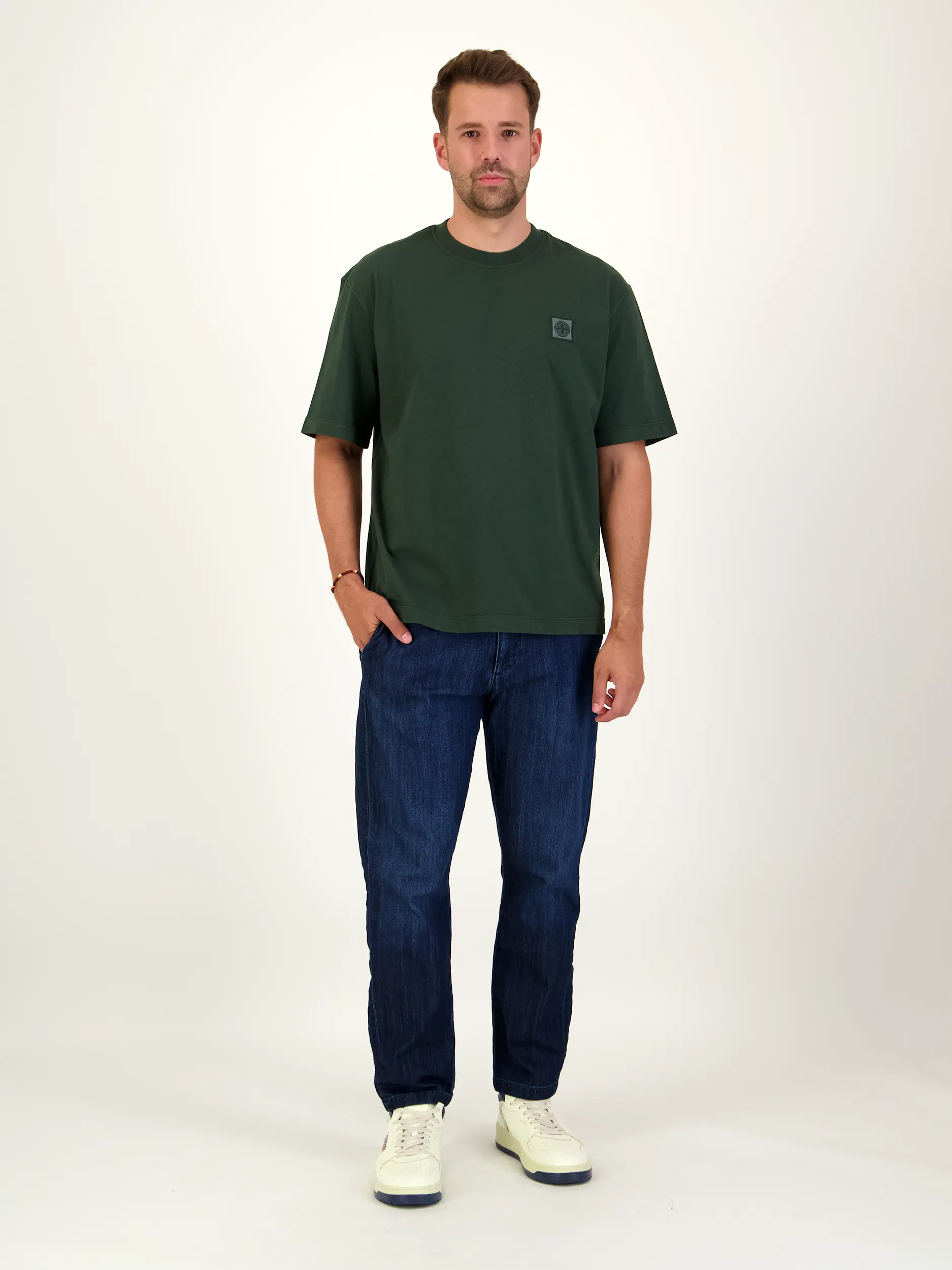 T-Shirt - Artikel Teil eines Outfits getragen von einem Modell