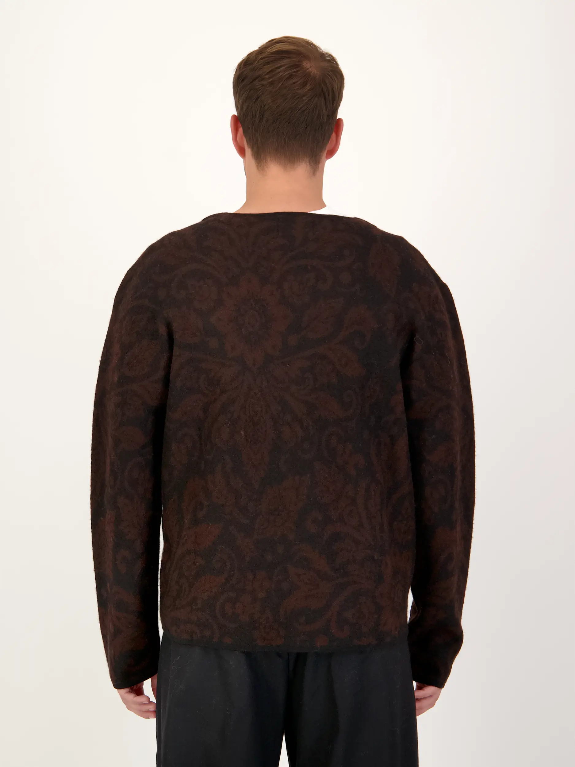 Strickjacke 'Michael' aus Wolle langarm - Artikel Rückseite getragen von einem Modell - Farbe: Schwarz