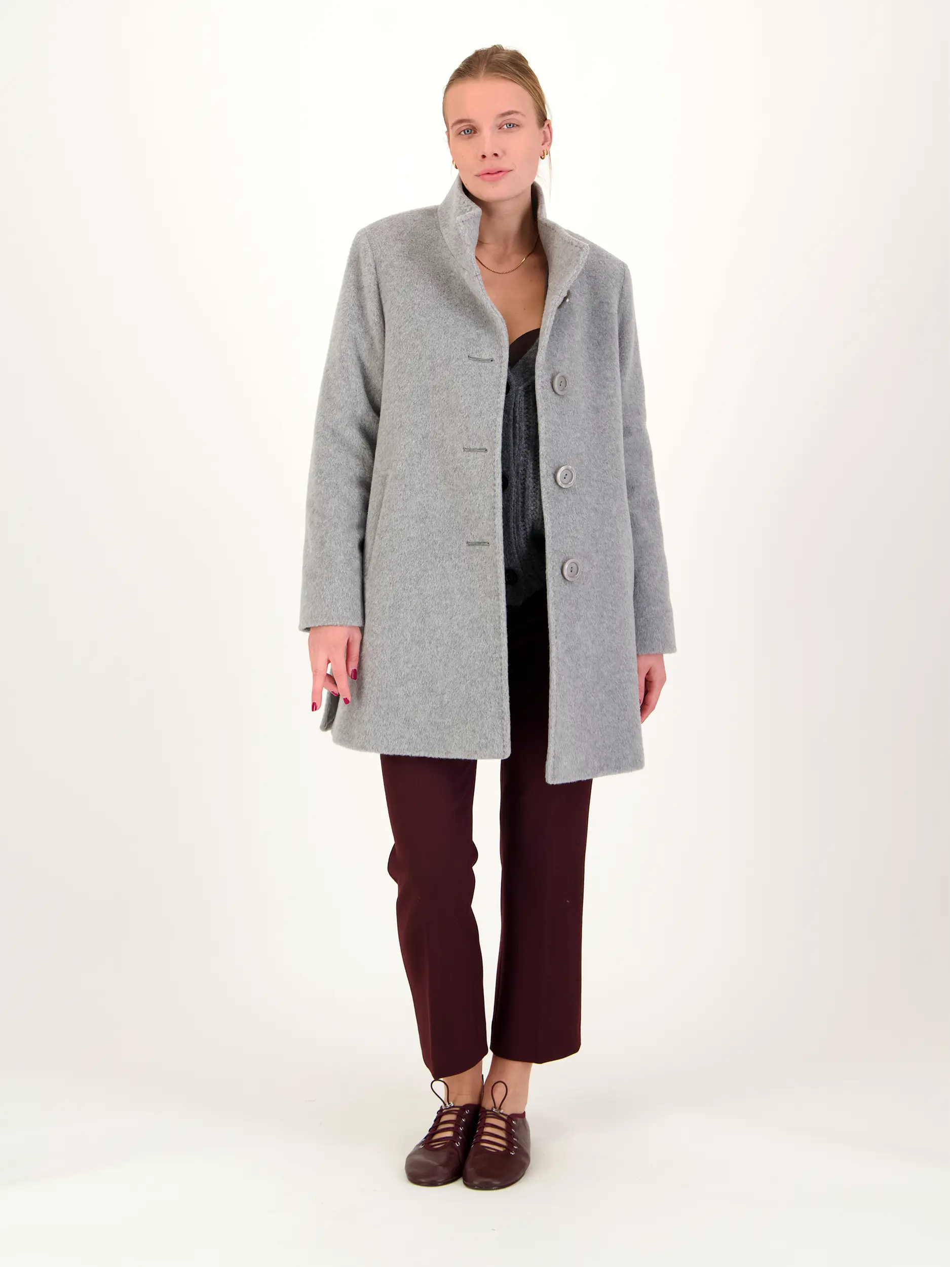 Kurzmantel aus Woll-Mix - Artikel Teil eines Outfits getragen von einem Modell - Farbe: Grau