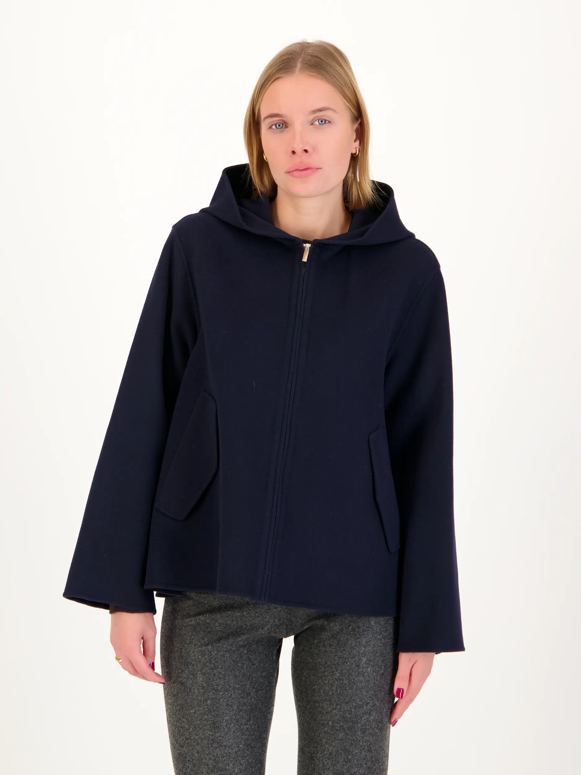 Wolljacke 'Roland' - Artikel Vorderseite getragen von einem Modell - Farbe: Blau