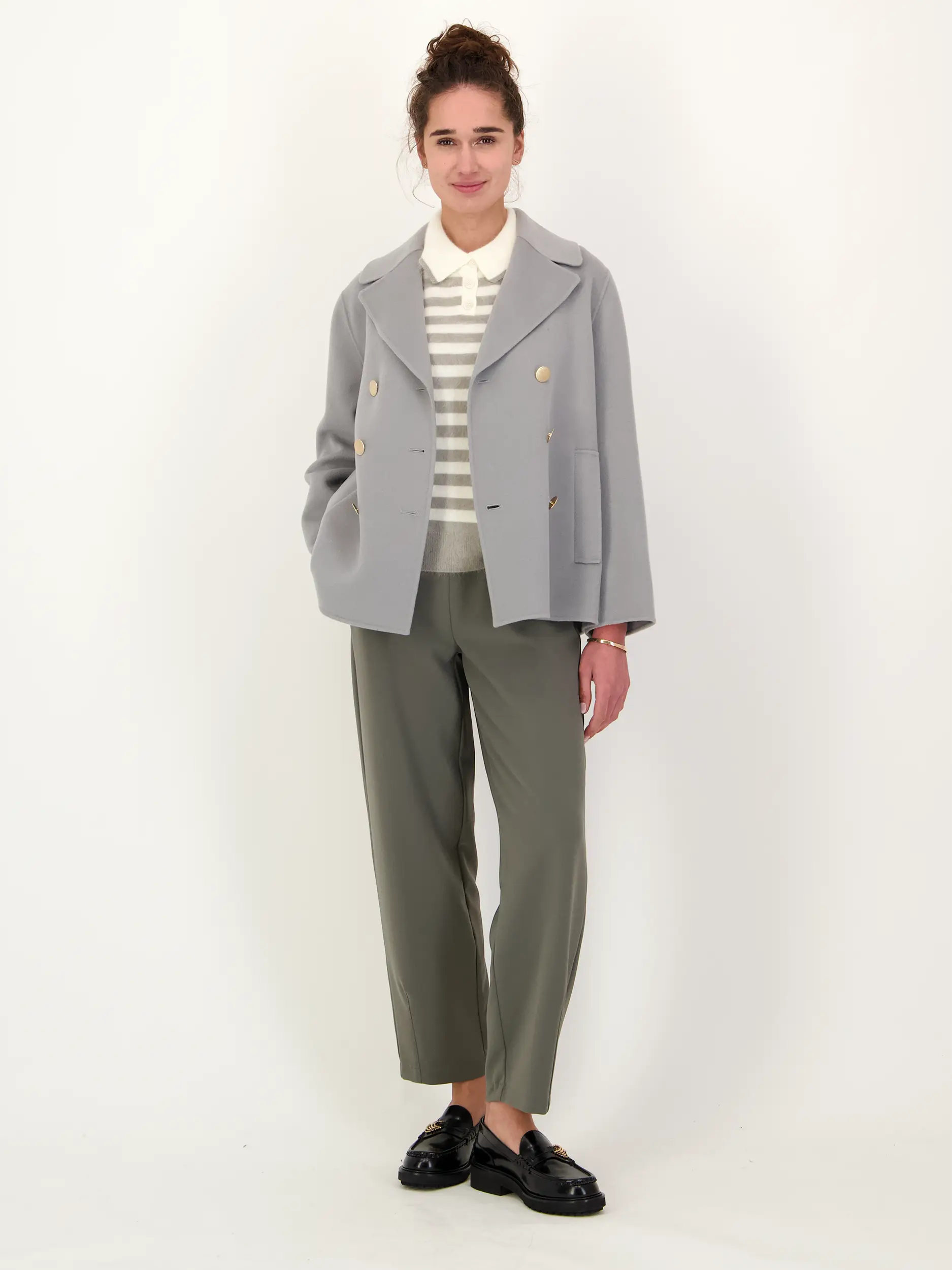 Strickpolo 'Selvastripes' - Artikel Teil eines Outfits getragen von einem Modell - Farbe: Grün