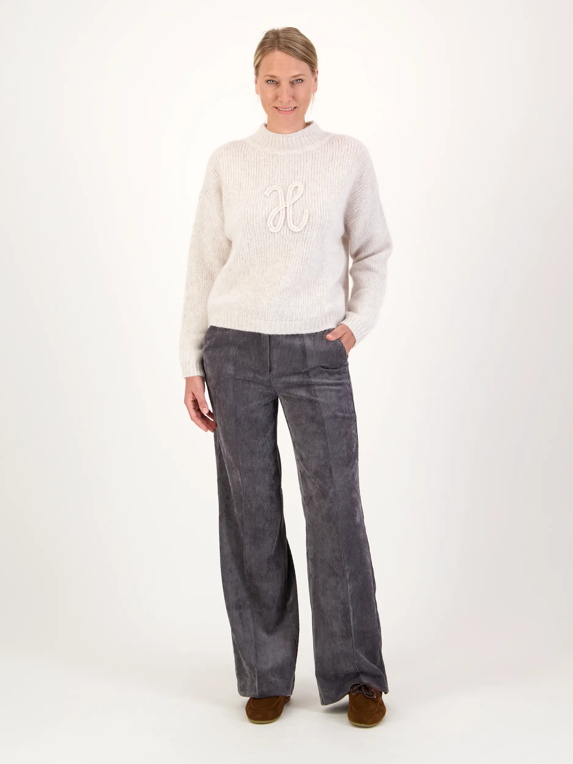 Cordhose 'Amelie' - Artikel Teil eines Outfits getragen von einem Modell - Farbe: Grau