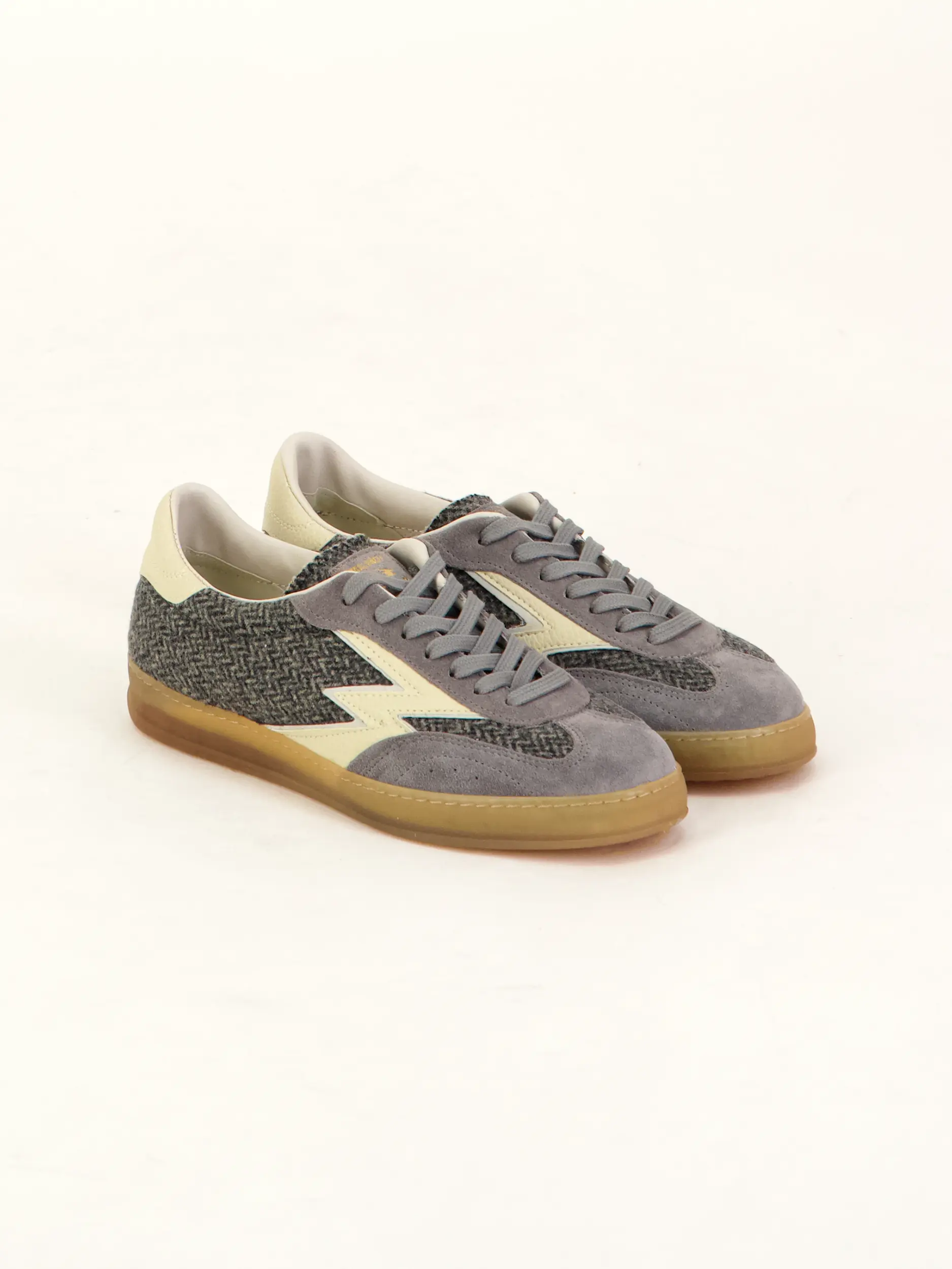 Sneaker aus Wildleder - Artikel Teil eines Outfits getragen von einem Modell