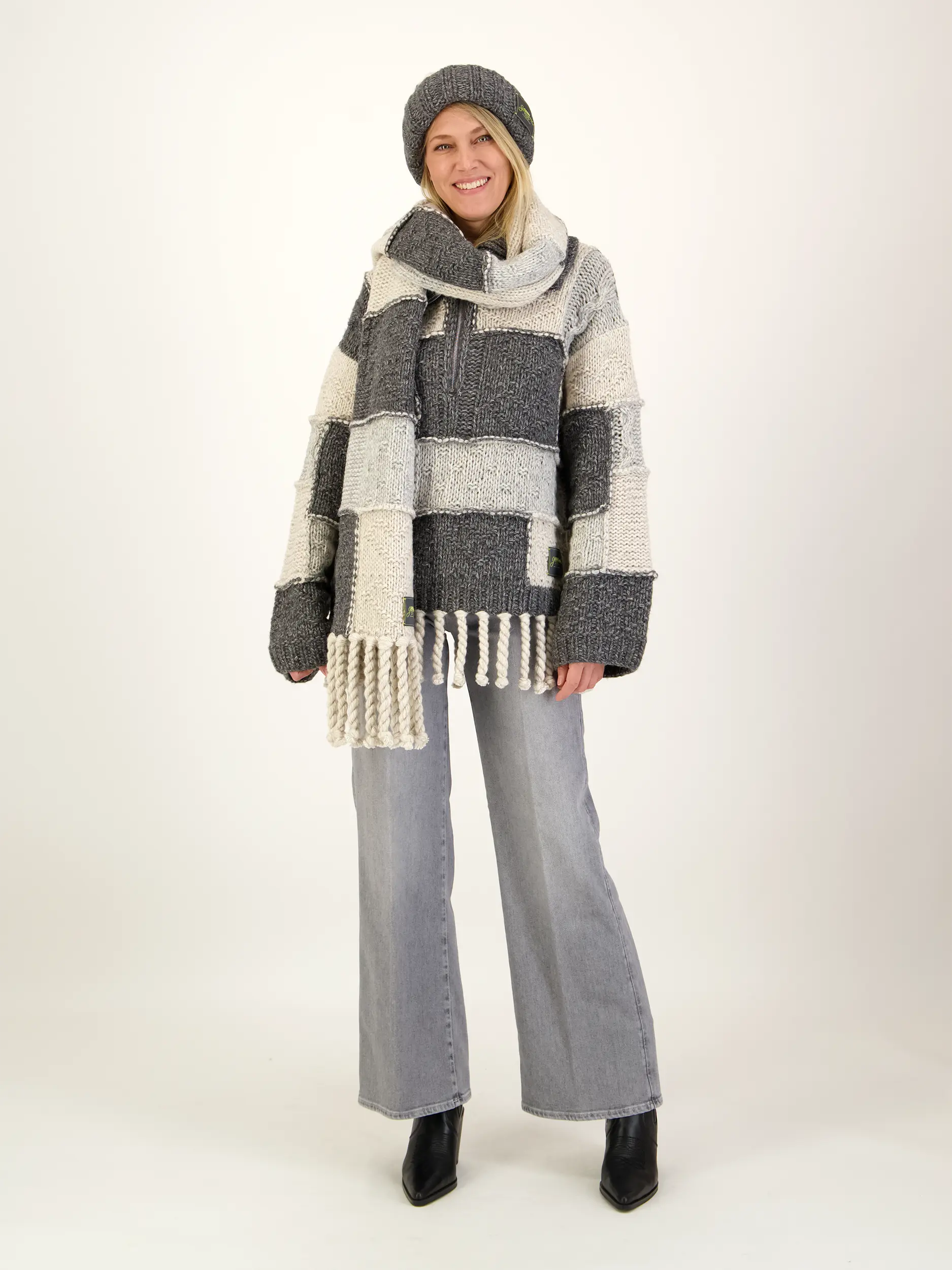 Gemusterter Pullover aus Wolle mit Fransen langarm - Artikel Teil eines Outfits getragen von einem Modell