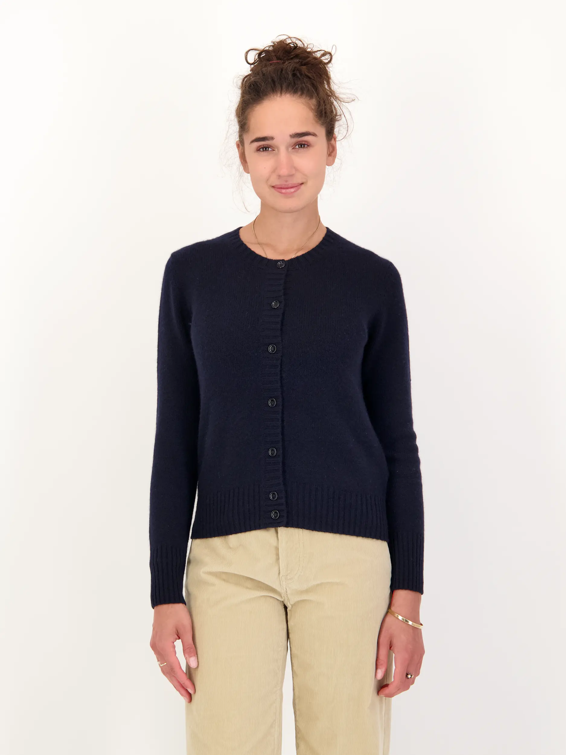Strickjacke aus Kaschmir - Artikel Vorderseite getragen von einem Modell - Farbe: Blau