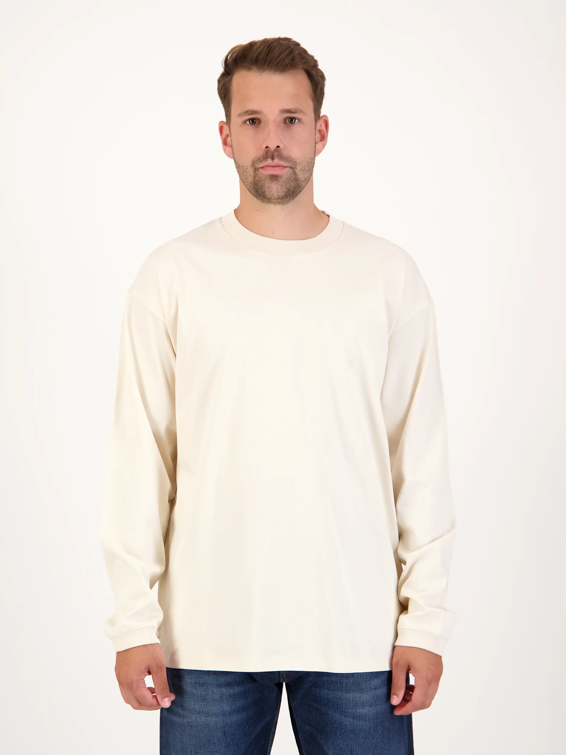 Langarmshirt 'Lionel' - Artikel Vorderseite getragen von einem Modell - Farbe: Beige