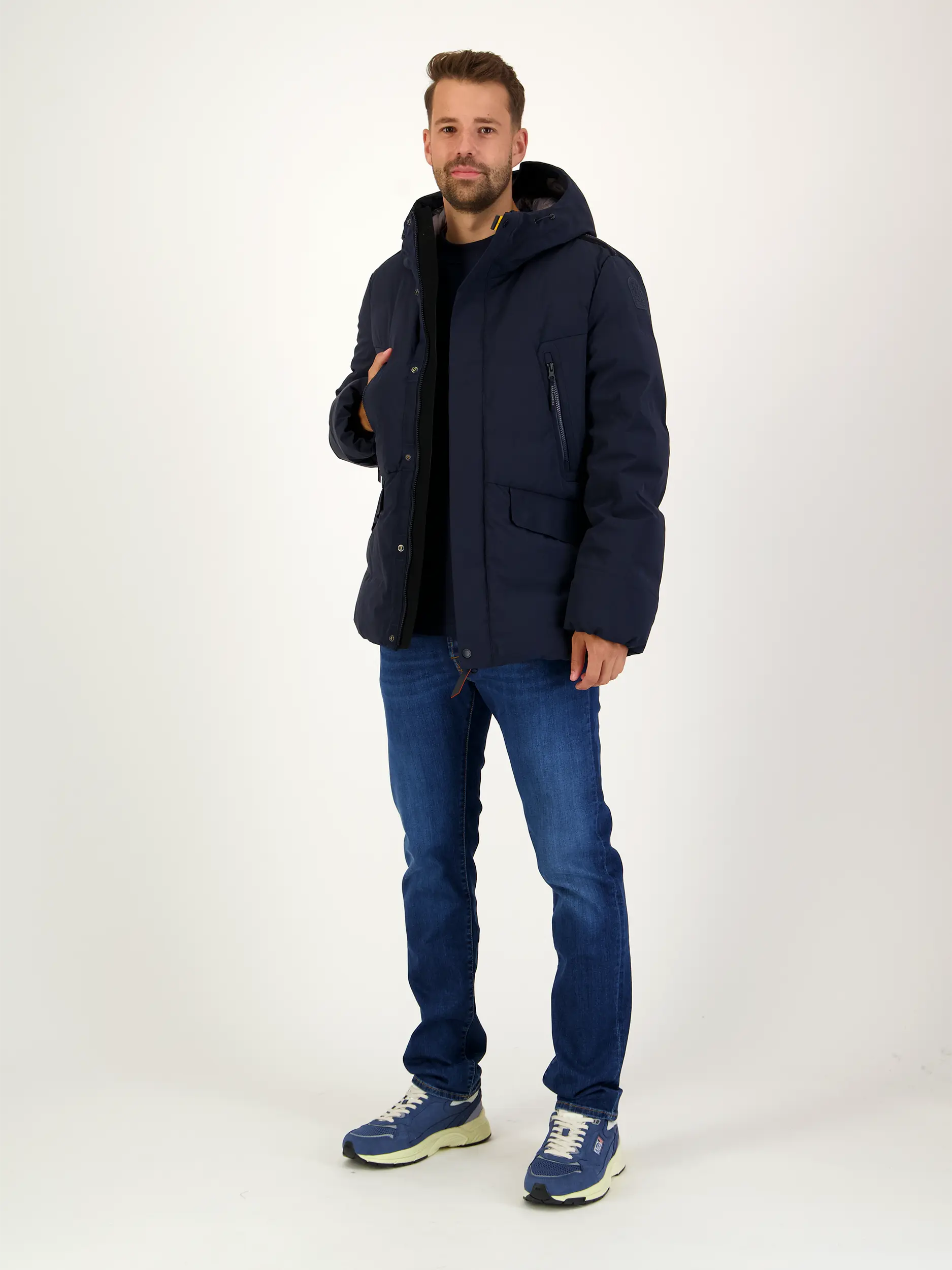 Wasserdichte Daunenjacke 'Kazu' - Artikel Teil eines Outfits getragen von einem Modell - Farbe: Blau