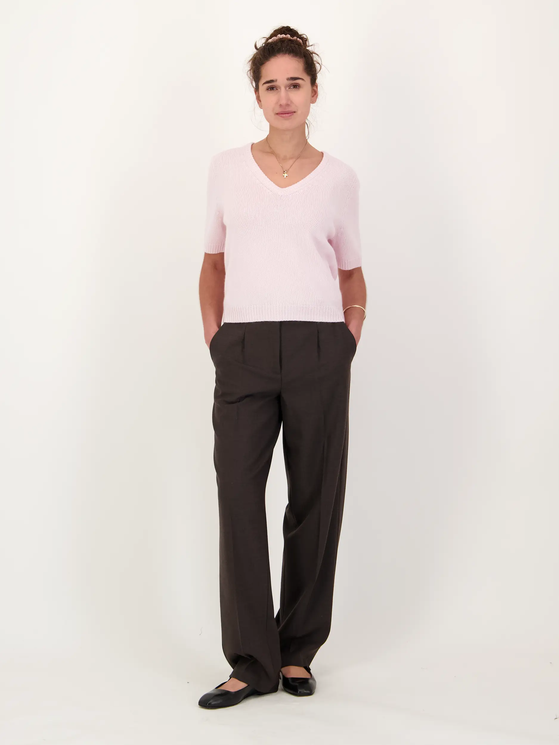 Pullover aus Wolle kurzarm - Artikel Teil eines Outfits getragen von einem Modell - Farbe: Rosa&Pink