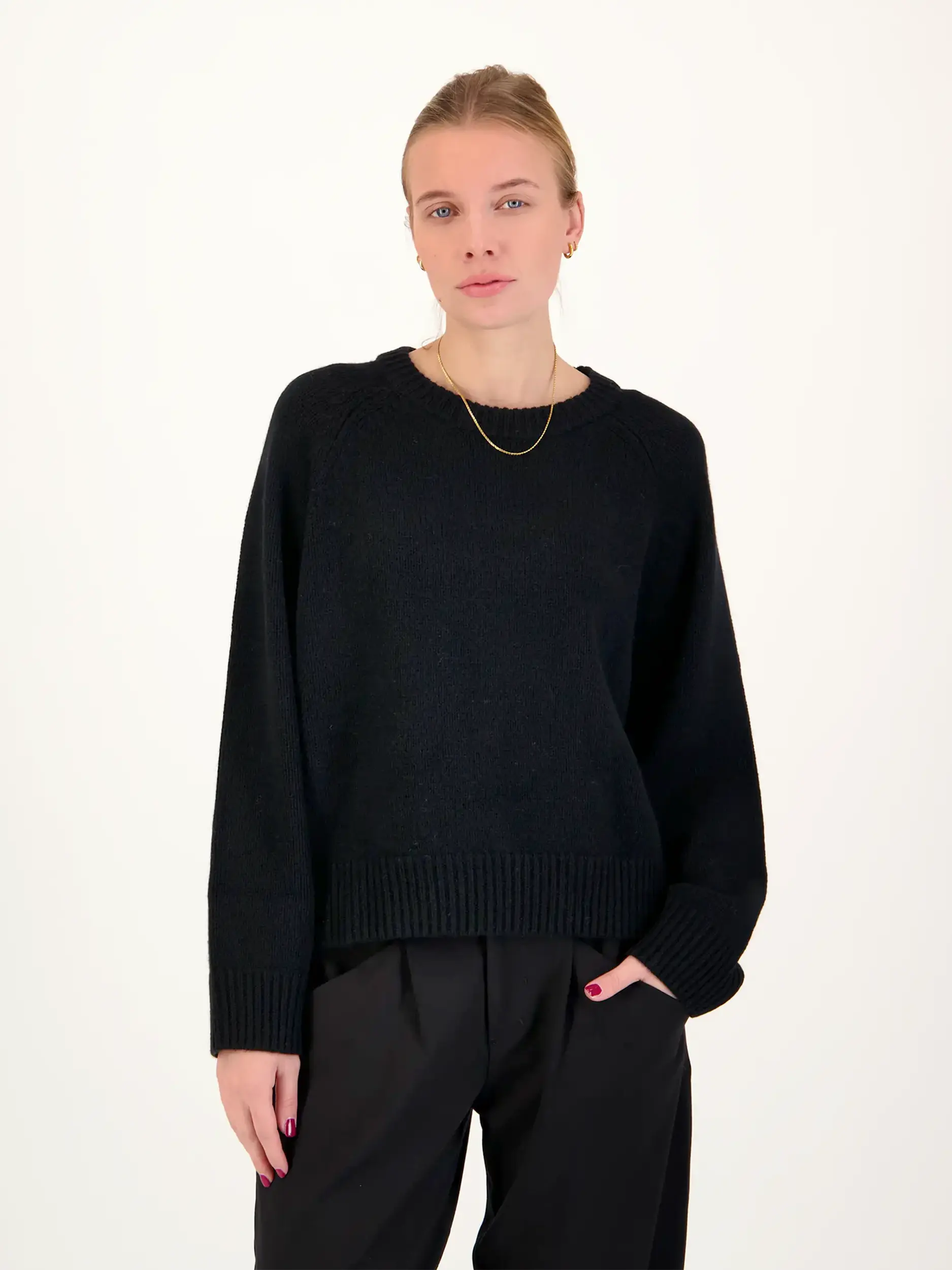 Pullover aus Wolle langarm - Artikel Vorderseite getragen von einem Modell - Farbe: Schwarz