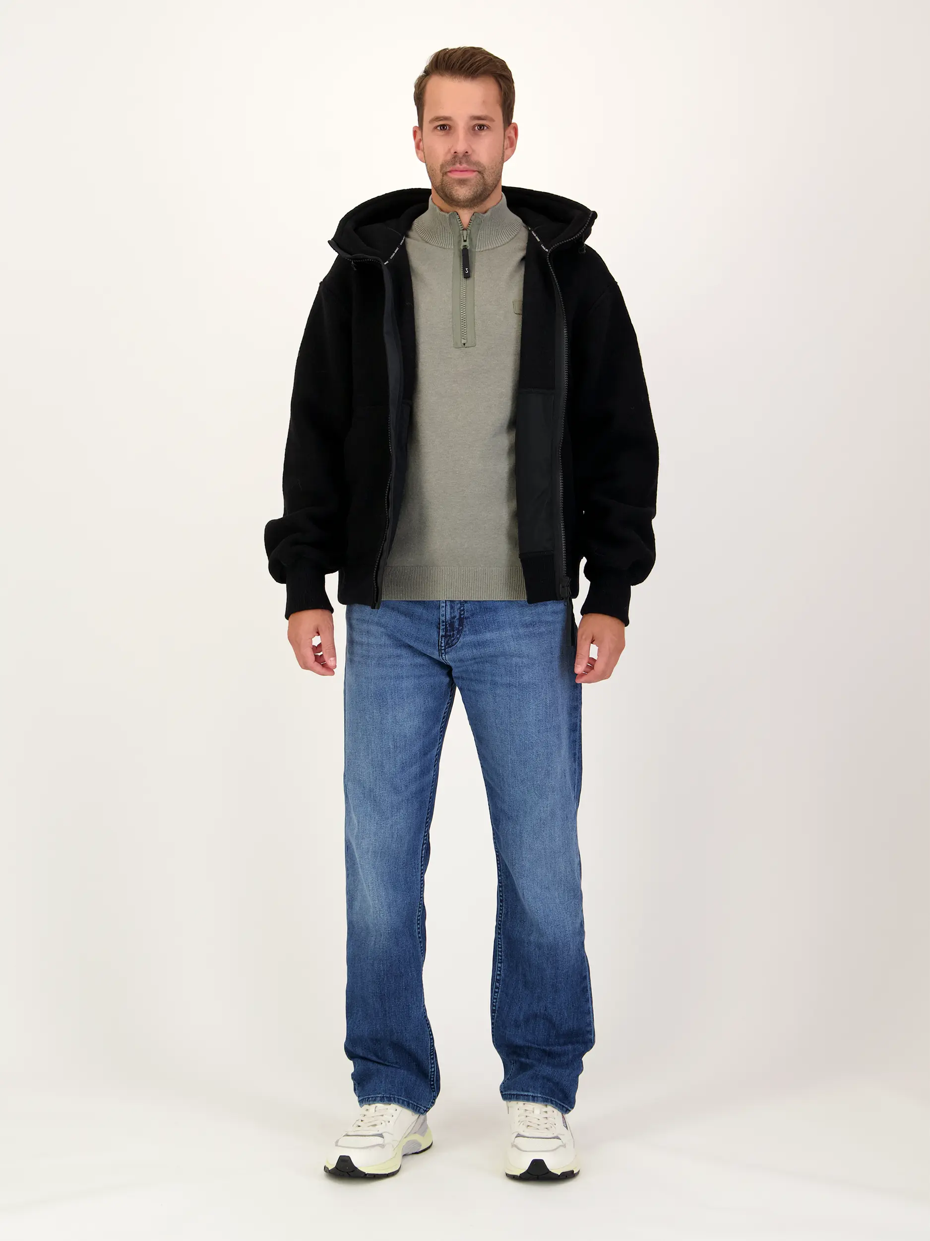 Pullover 'Clifden' aus Woll-Mix langarm - Artikel Teil eines Outfits getragen von einem Modell - Farbe: Grün