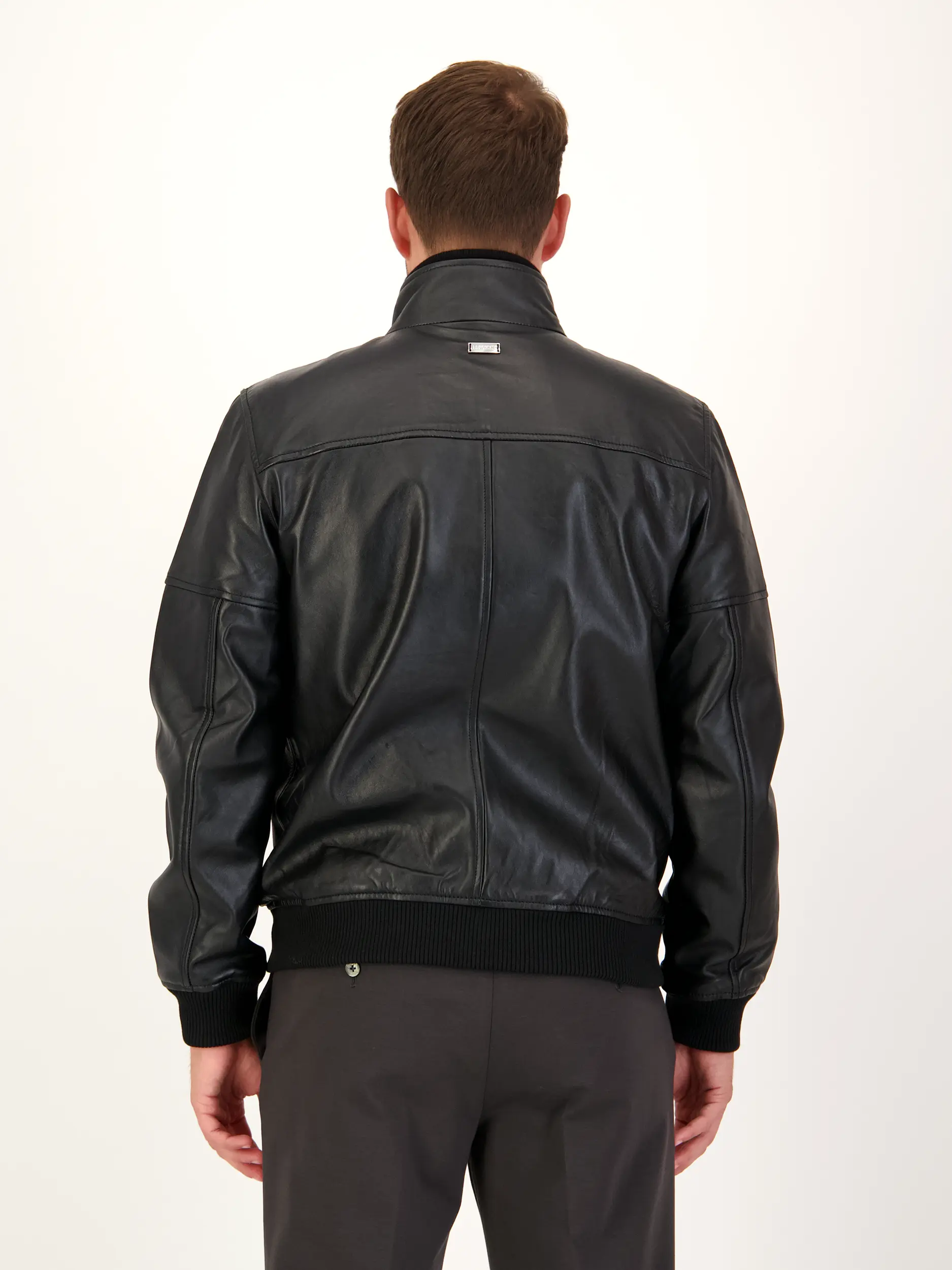 Lederjacke - Artikel Rückseite getragen von einem Modell - Farbe: Schwarz
