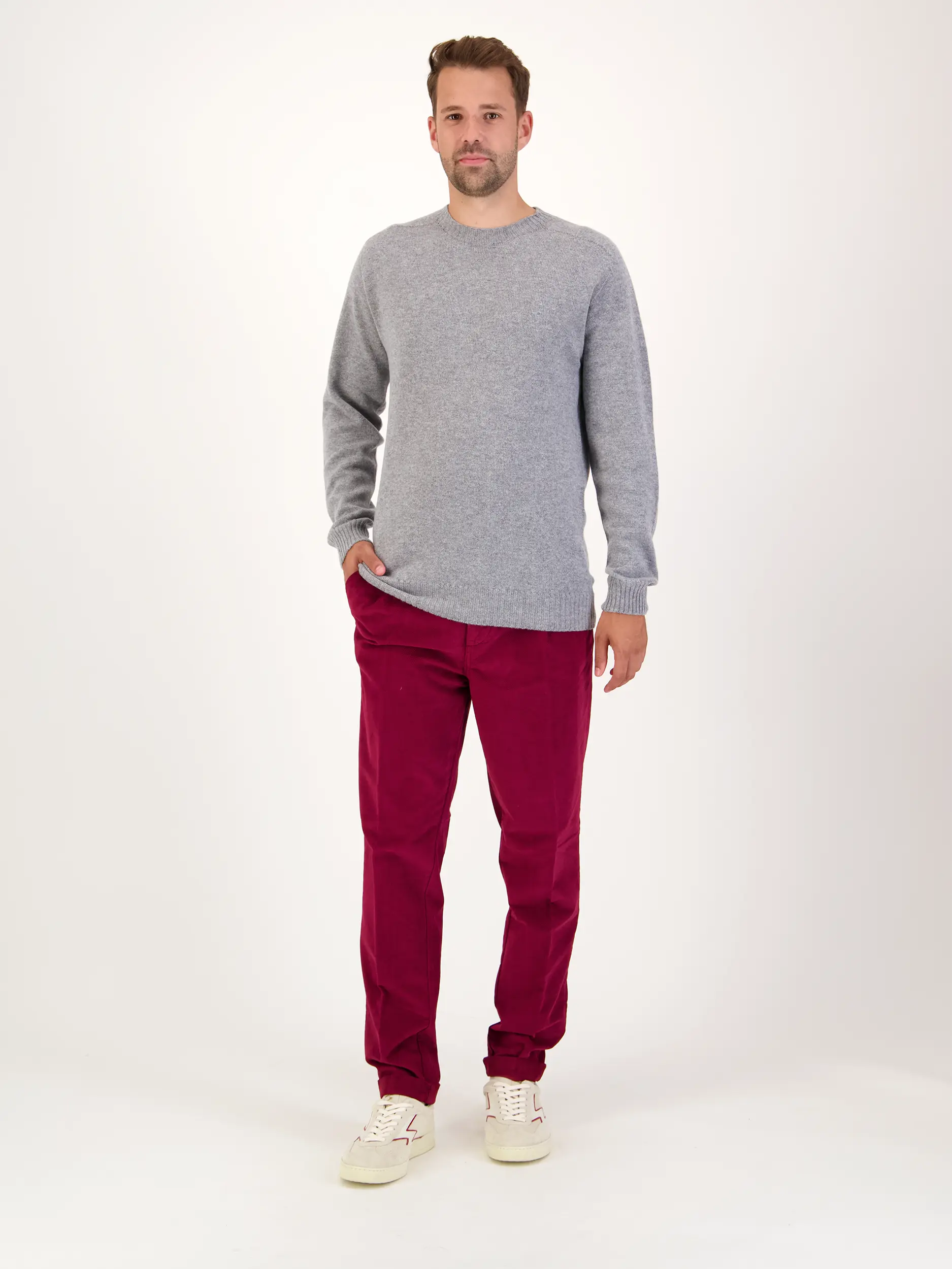 Hose 'Joec' - Artikel Teil eines Outfits getragen von einem Modell - Farbe: Rot