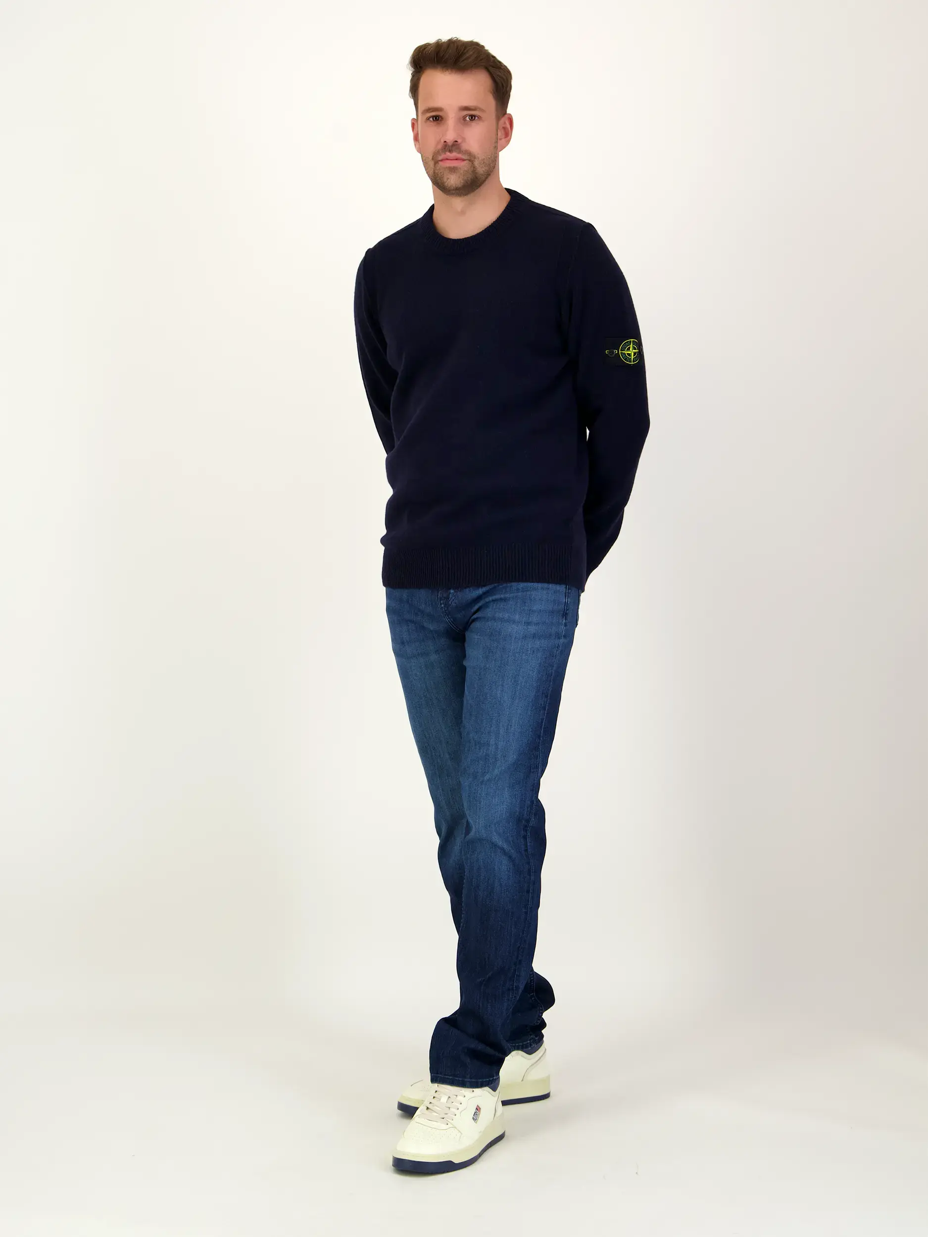 Pullover - Artikel Teil eines Outfits getragen von einem Modell