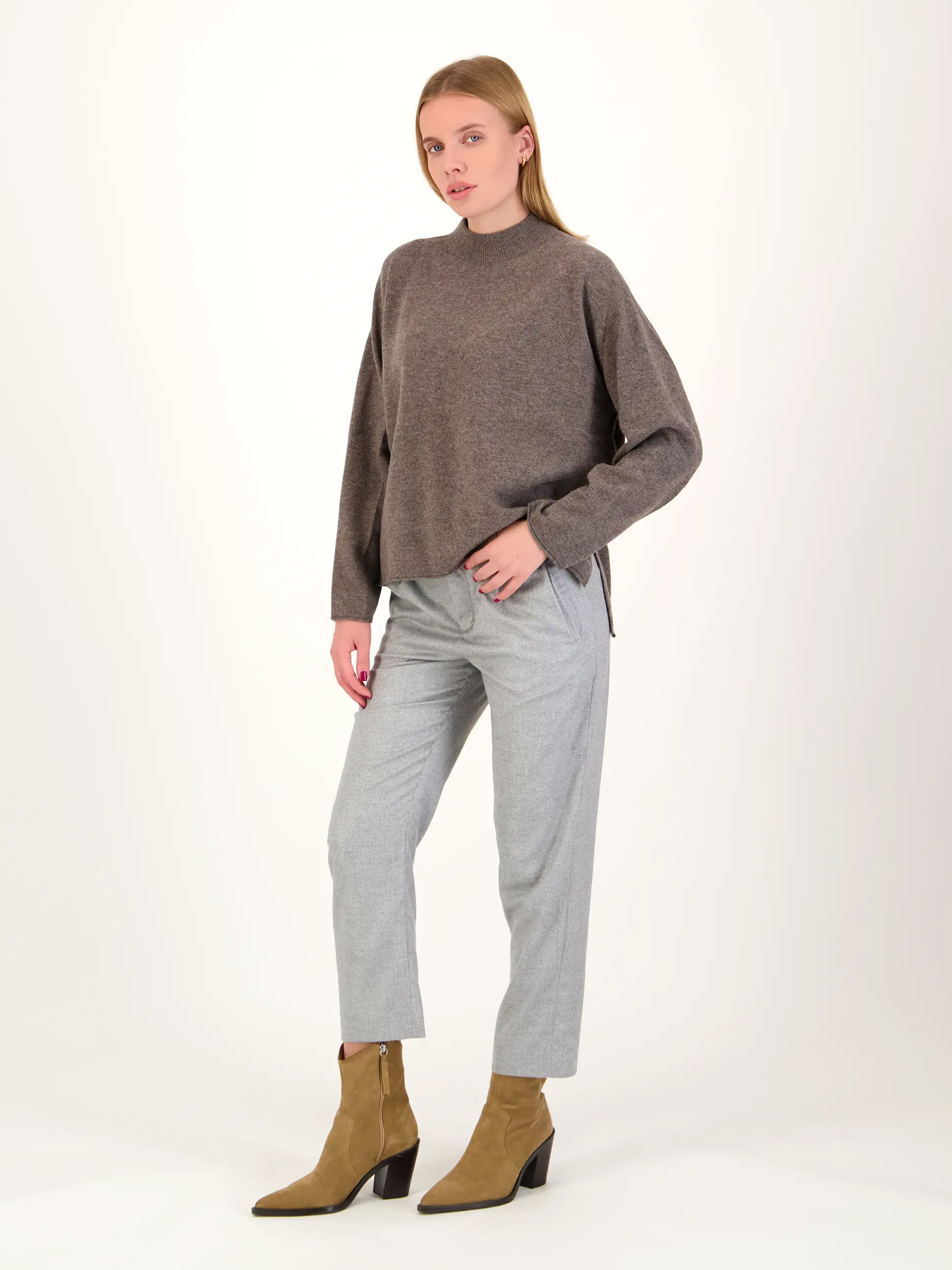 Pullover 'Timothea' aus Wolle langarm - Artikel Teil eines Outfits getragen von einem Modell - Farbe: Braun