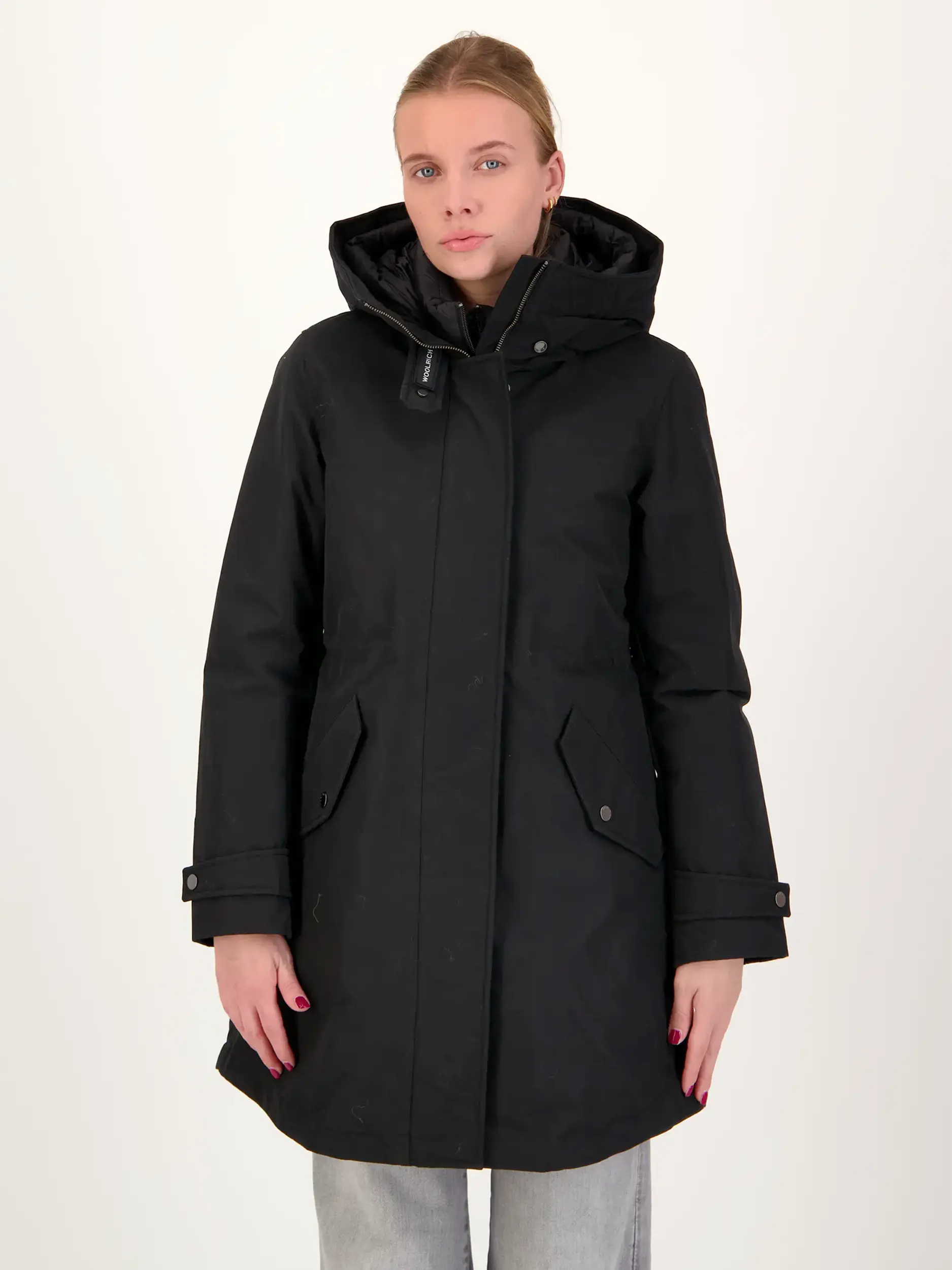 Parka 'Authentic' - Artikel Vorderseite getragen von einem Modell - Farbe: Schwarz