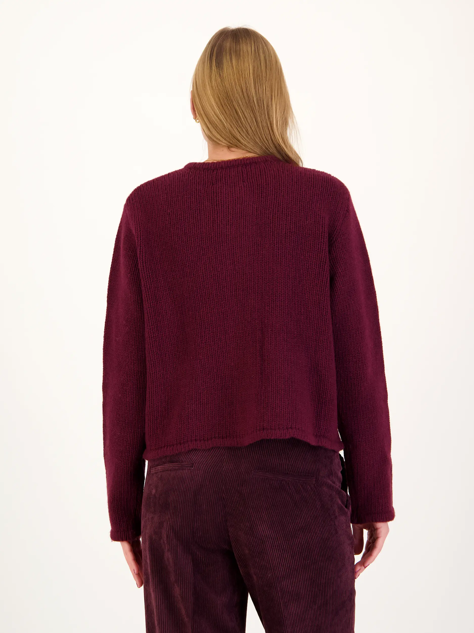 Strickjacke 'Patricia' - Artikel Rückseite getragen von einem Modell - Farbe: Rot