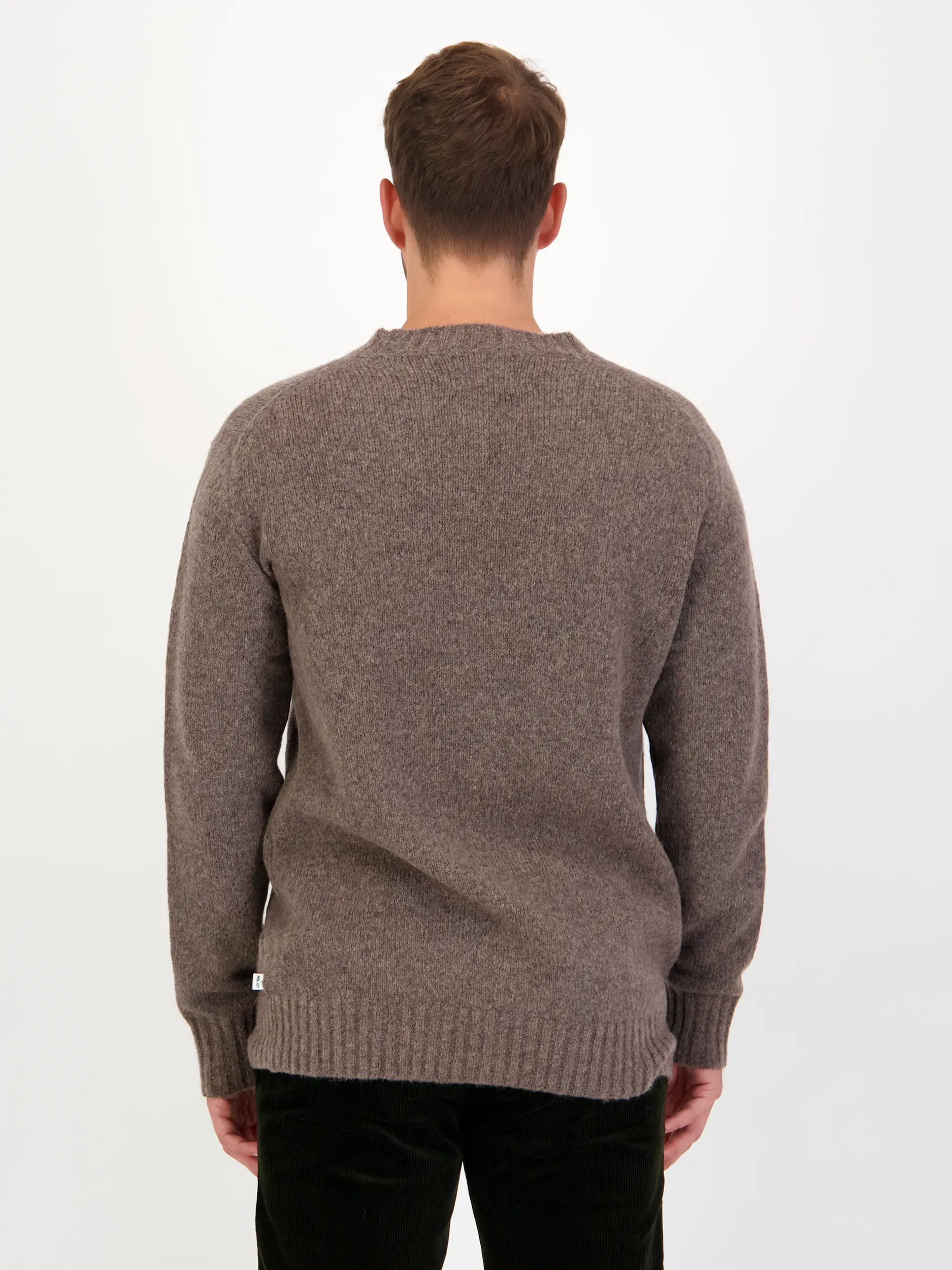 Pullover 'Lee' aus Merinowoll-Mix langarm - Artikel Rückseite getragen von einem Modell - Farbe: Braun