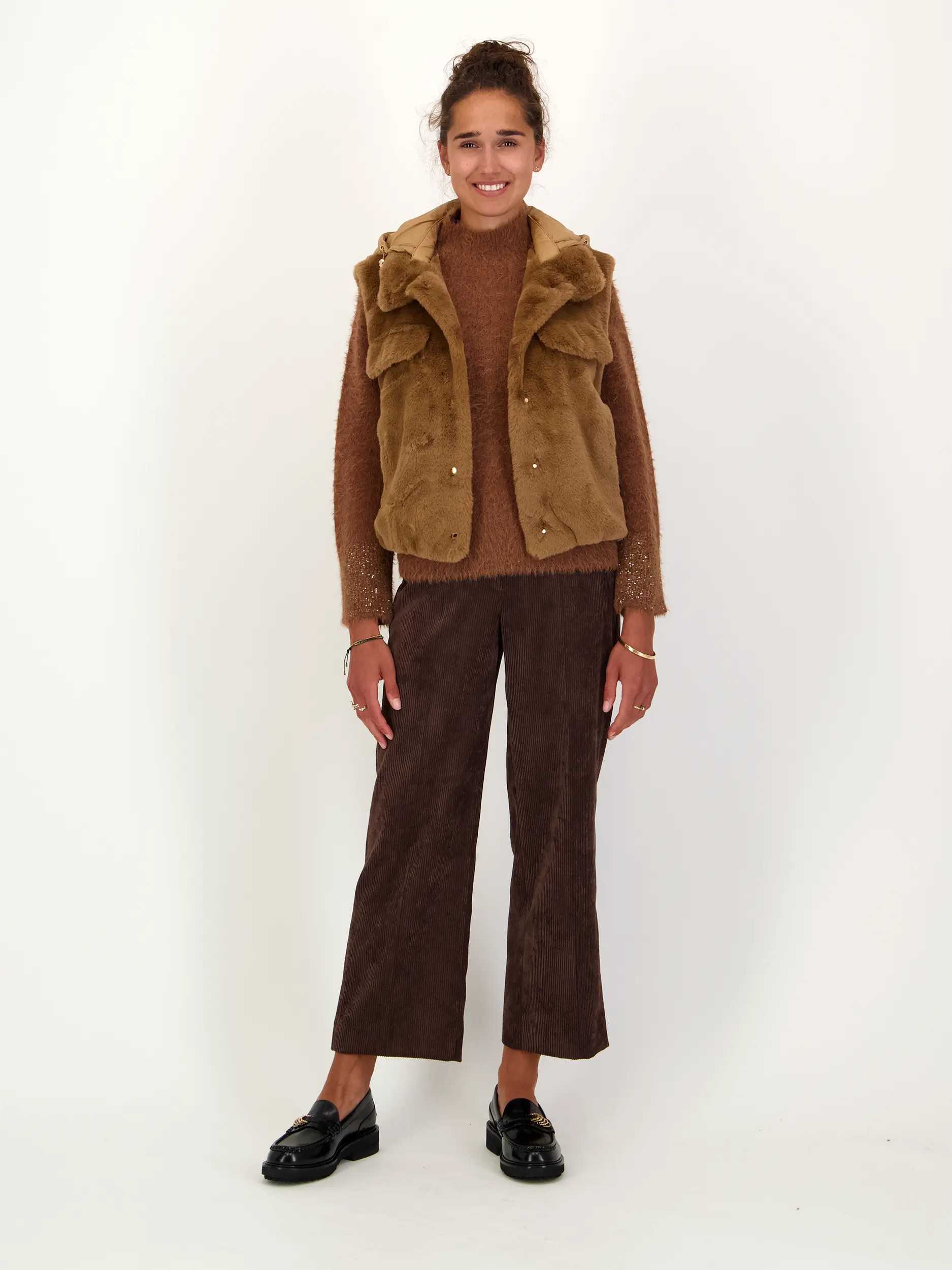 Weste  - Artikel Teil eines Outfits getragen von einem Modell - Farbe: Braun