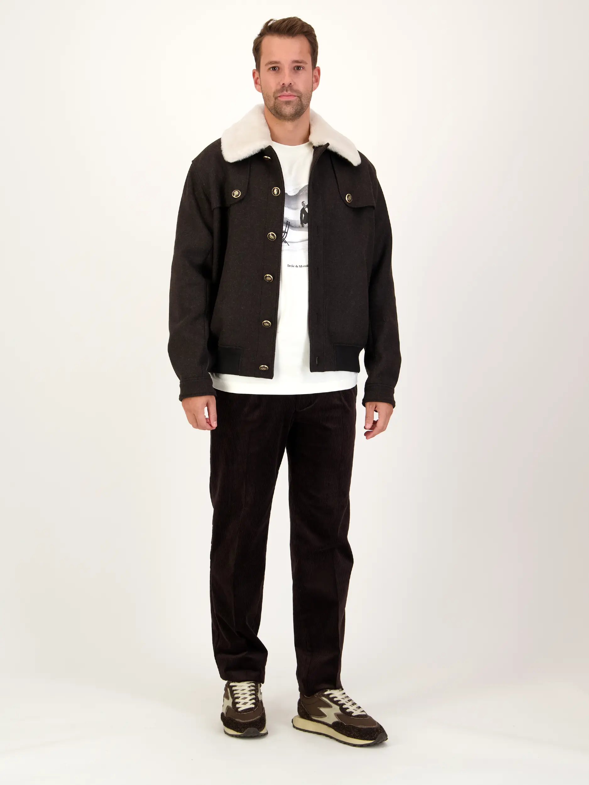 Jacke  - Artikel Teil eines Outfits getragen von einem Modell - Farbe: Braun