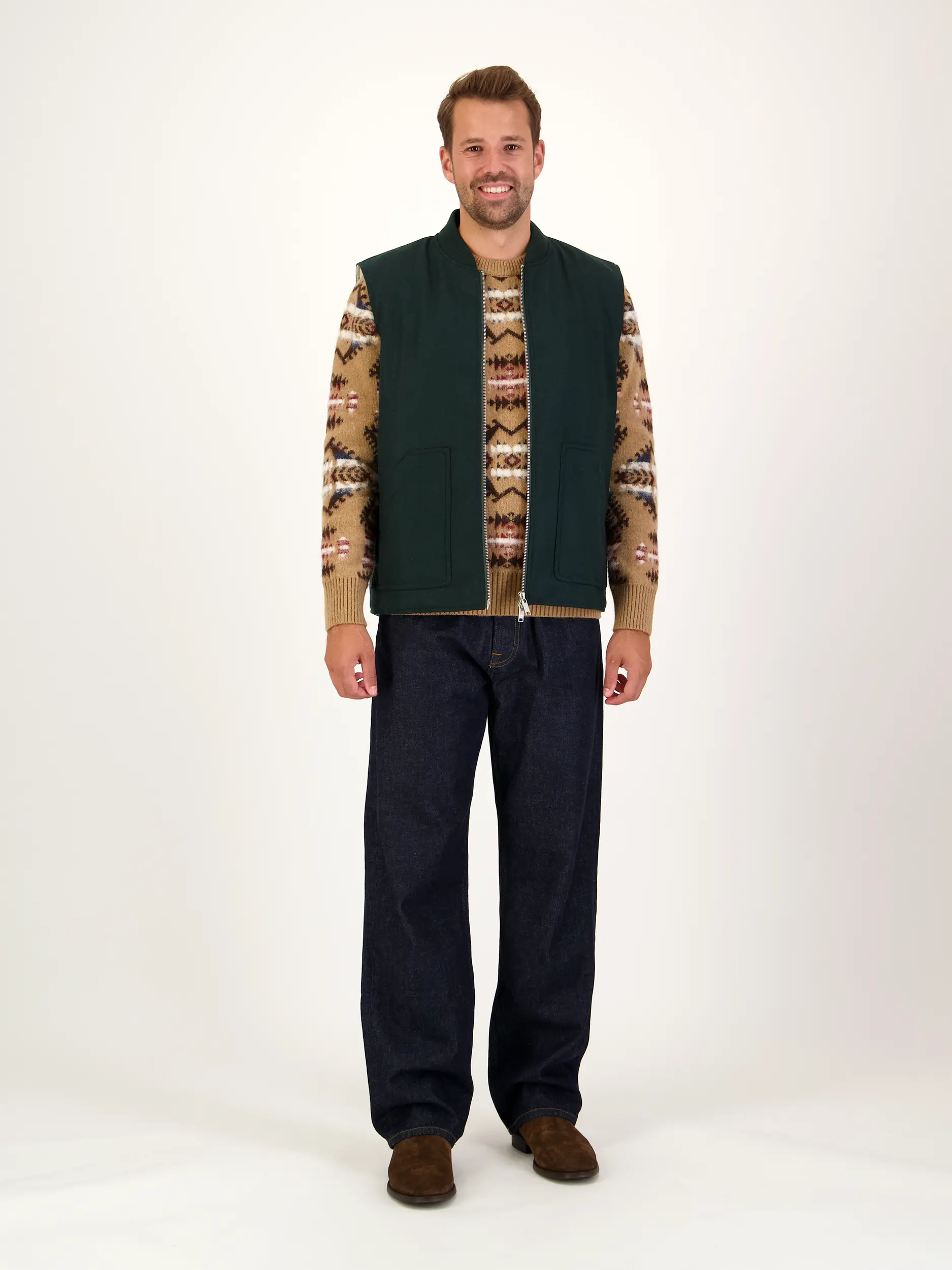 Pullover aus Schurwoll-Mix langarm - Artikel Teil eines Outfits getragen von einem Modell - Farbe: Braun