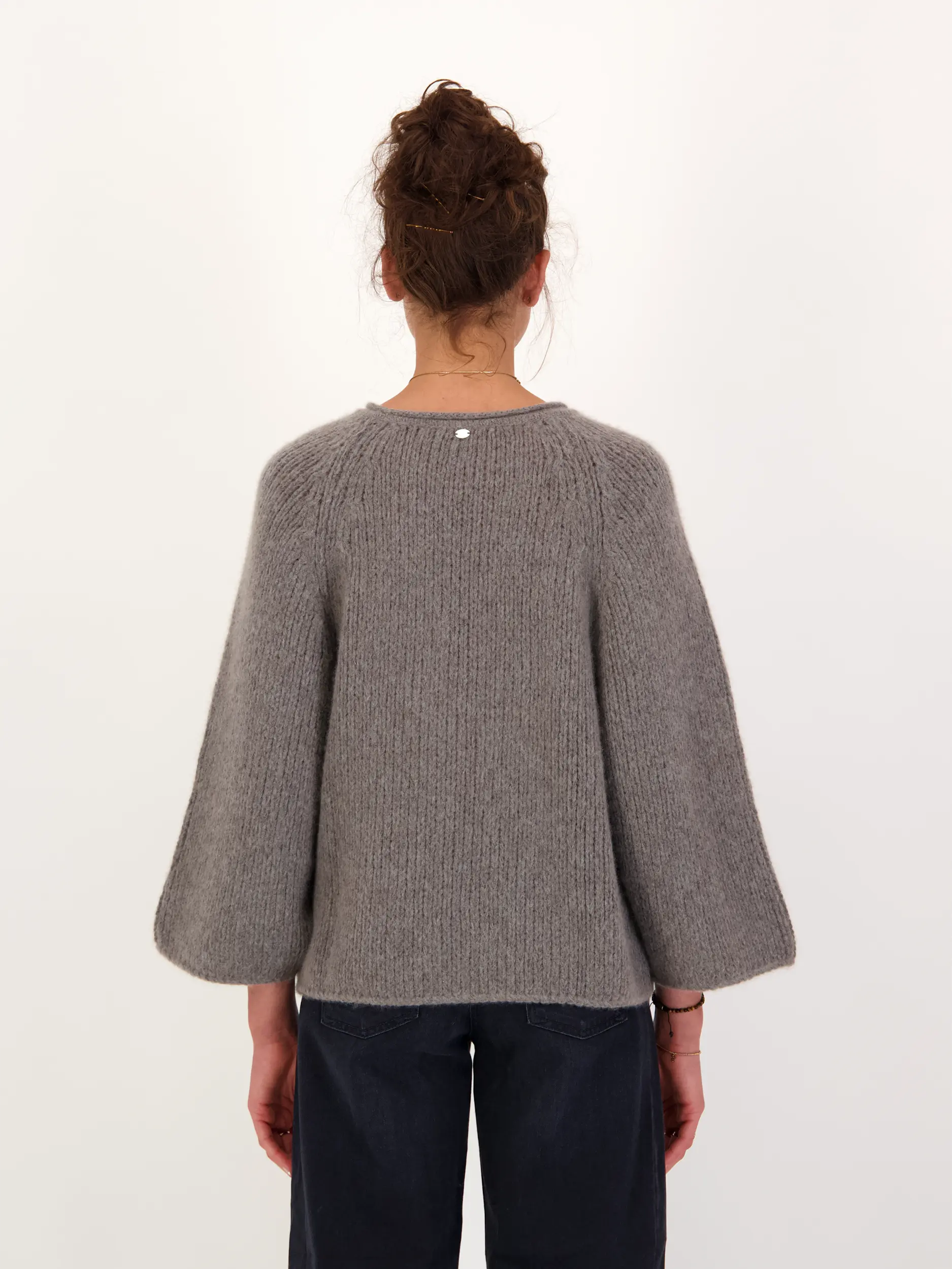 Pullover - Artikel Rückseite getragen von einem Modell - Farbe: Braun