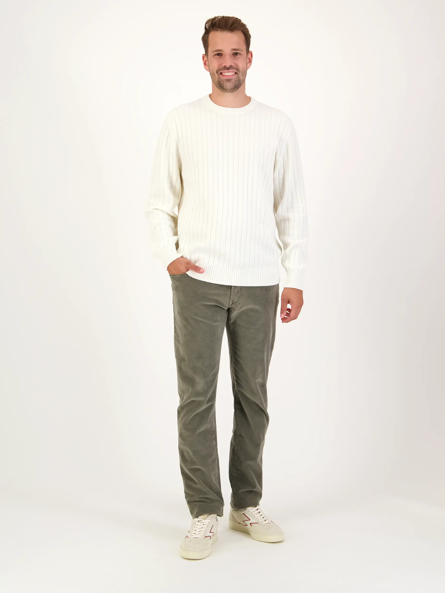 Cordhose 'Ravello' - Artikel Teil eines Outfits getragen von einem Modell - Farbe: Grün