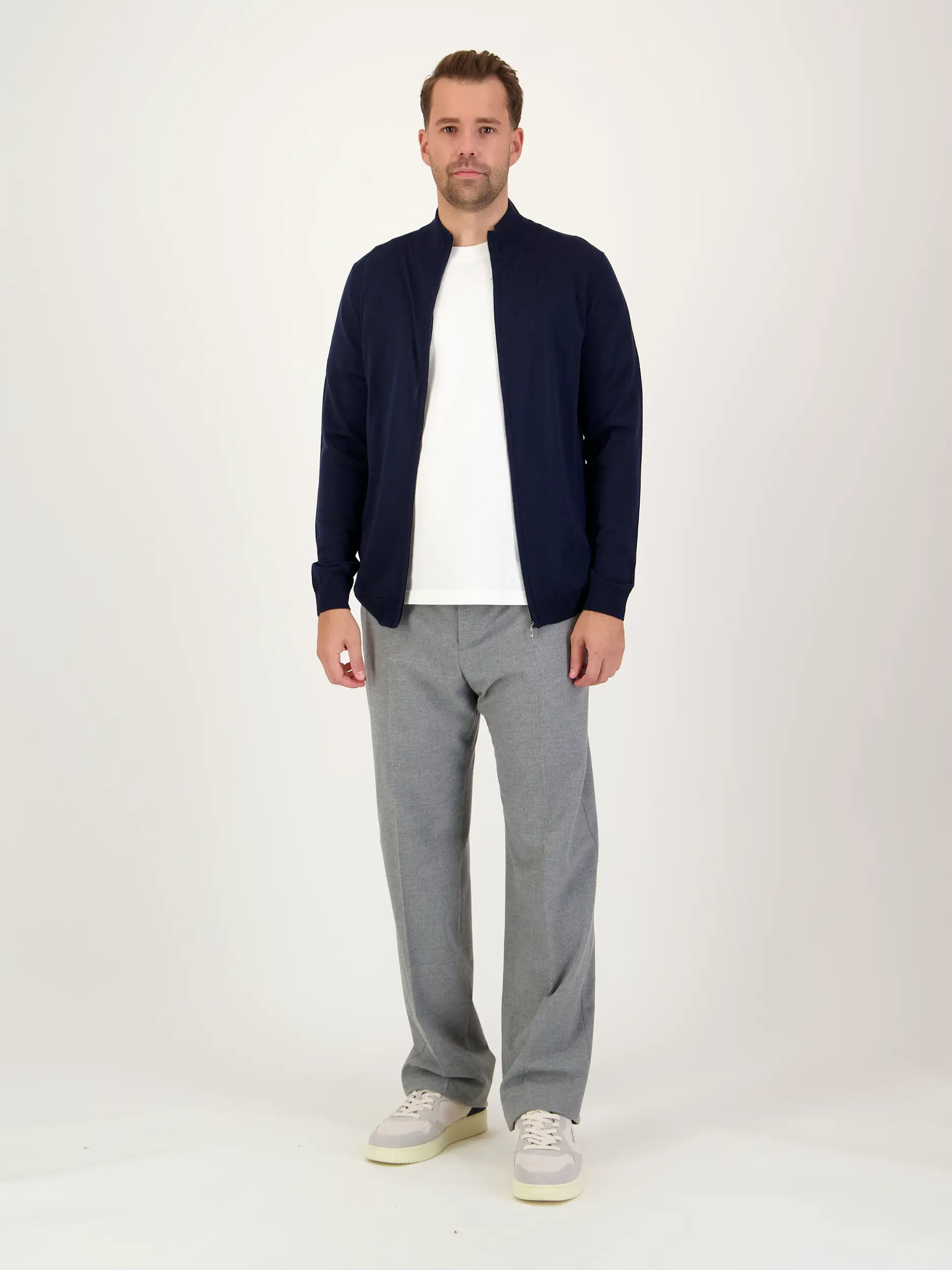 Strickjacke 'Capri' aus Merinowolle - Artikel Teil eines Outfits getragen von einem Modell - Farbe: Blau