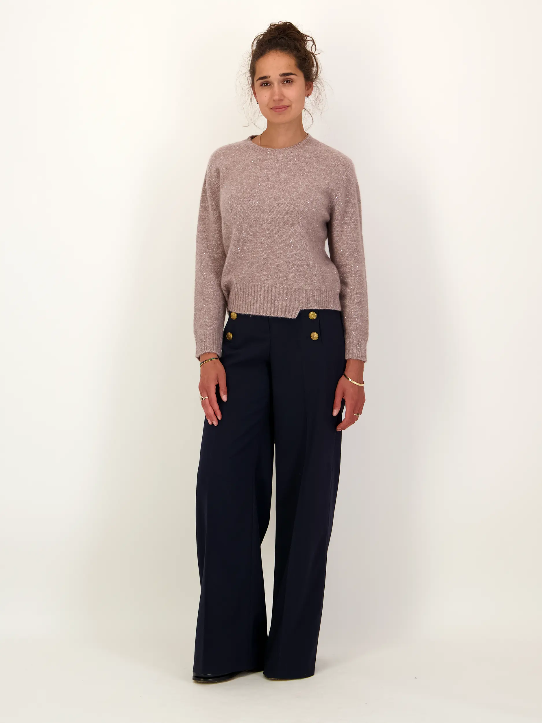 Pullover 'Belet' aus Kaschmir mit Glitzerpailletten langarm - Artikel Teil eines Outfits getragen von einem Modell