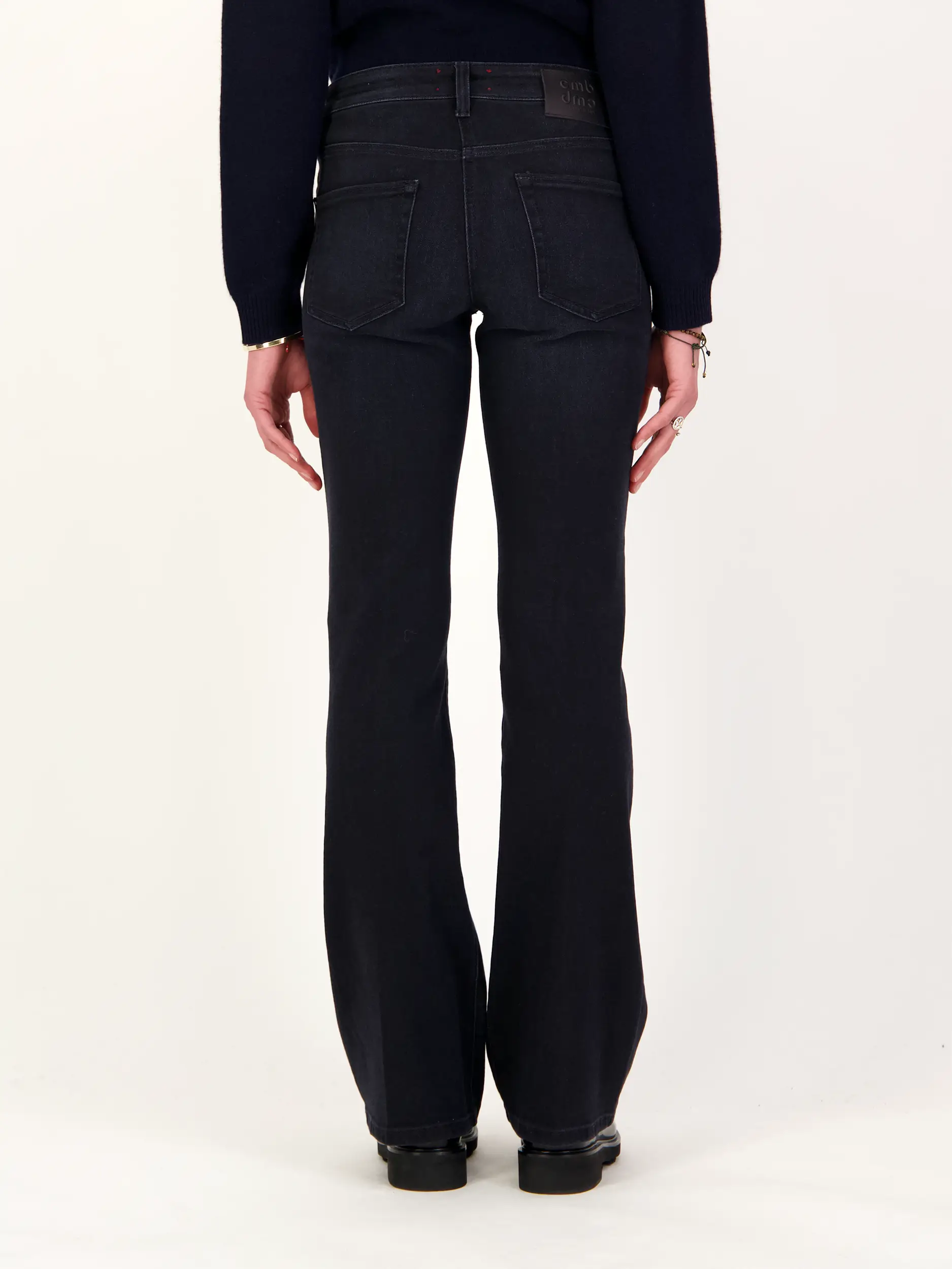 Mid Rise Flared Leg Jeans 'Paris Flared' - Artikel Rückseite getragen von einem Modell - Farbe: Schwarz