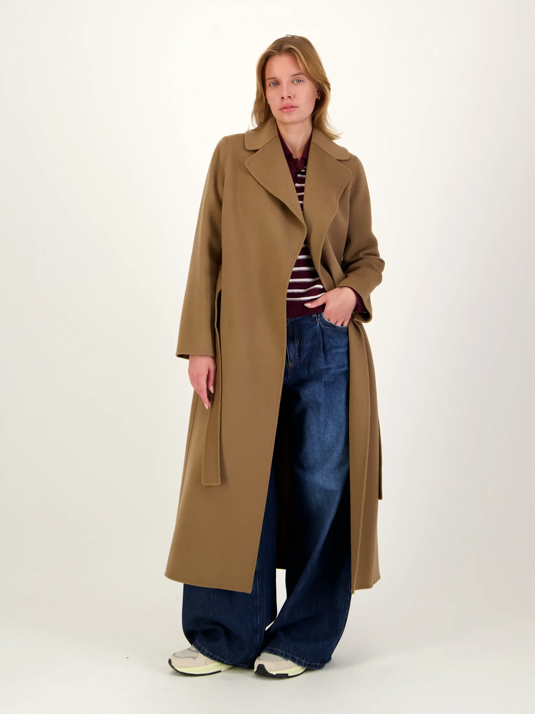 Wollmantel 'Poldo' - Artikel Teil eines Outfits getragen von einem Modell - Farbe: Braun