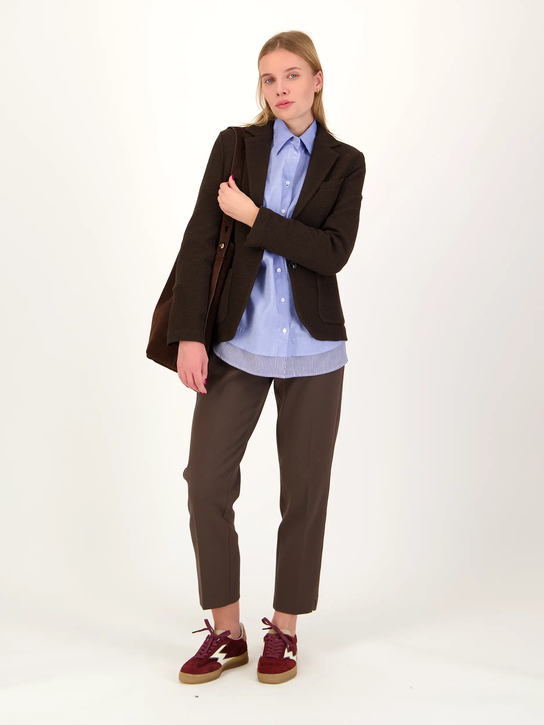 Strukturierter Blazer aus Schurwolle - Artikel Teil eines Outfits getragen von einem Modell - Farbe: Braun