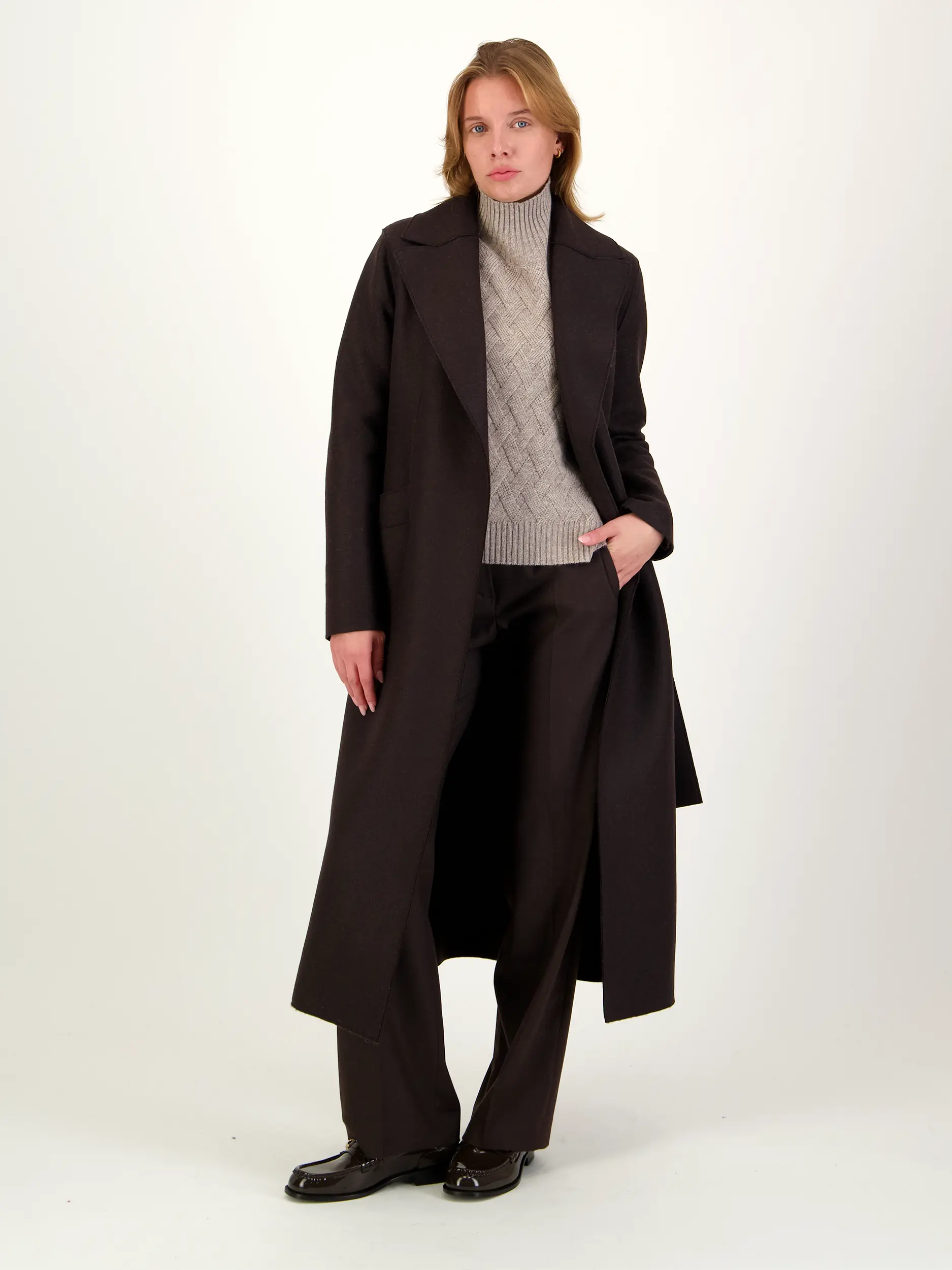 Pullover aus Wolle langarm - Artikel Teil eines Outfits getragen von einem Modell - Farbe: Braun
