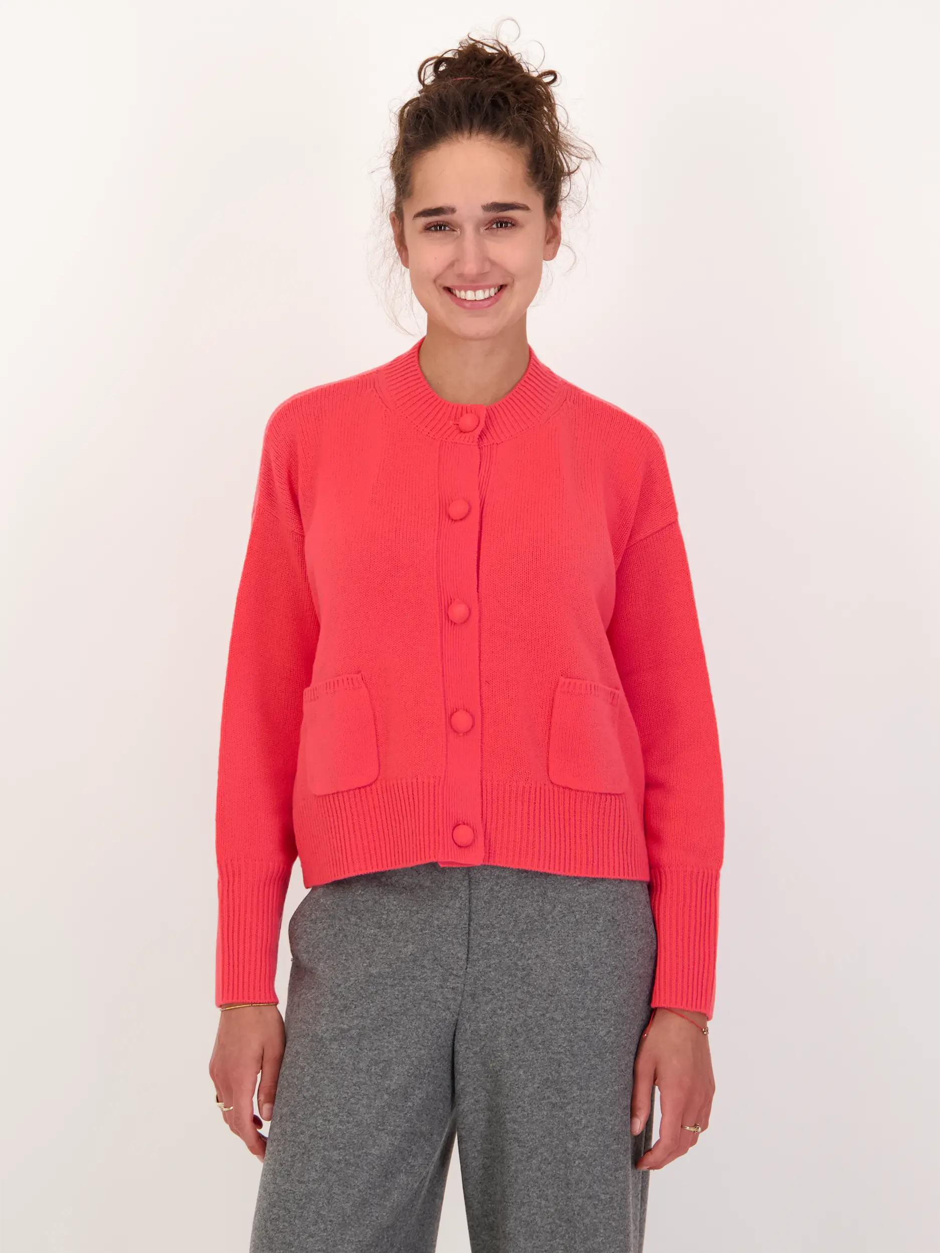 Strickjacke aus Wolle - Artikel Vorderseite getragen von einem Modell - Farbe: Rot