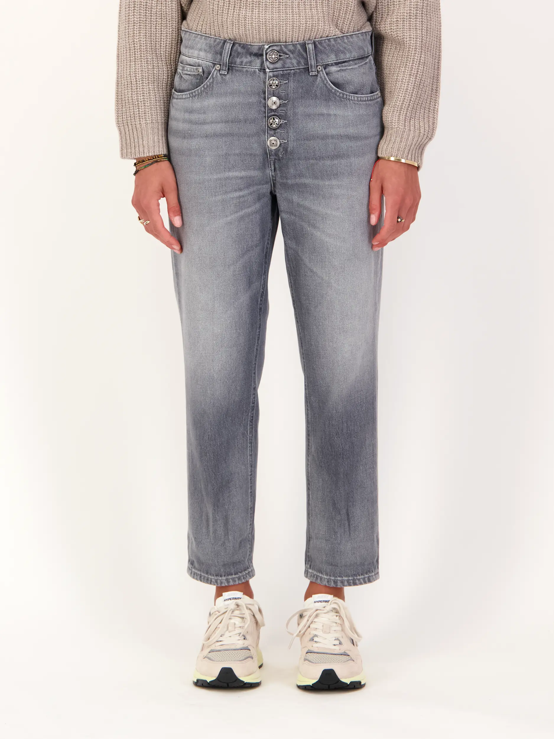 High Rise Loose Fit Jeans 'Koons' - Artikel Vorderseite getragen von einem Modell - Farbe: Grau