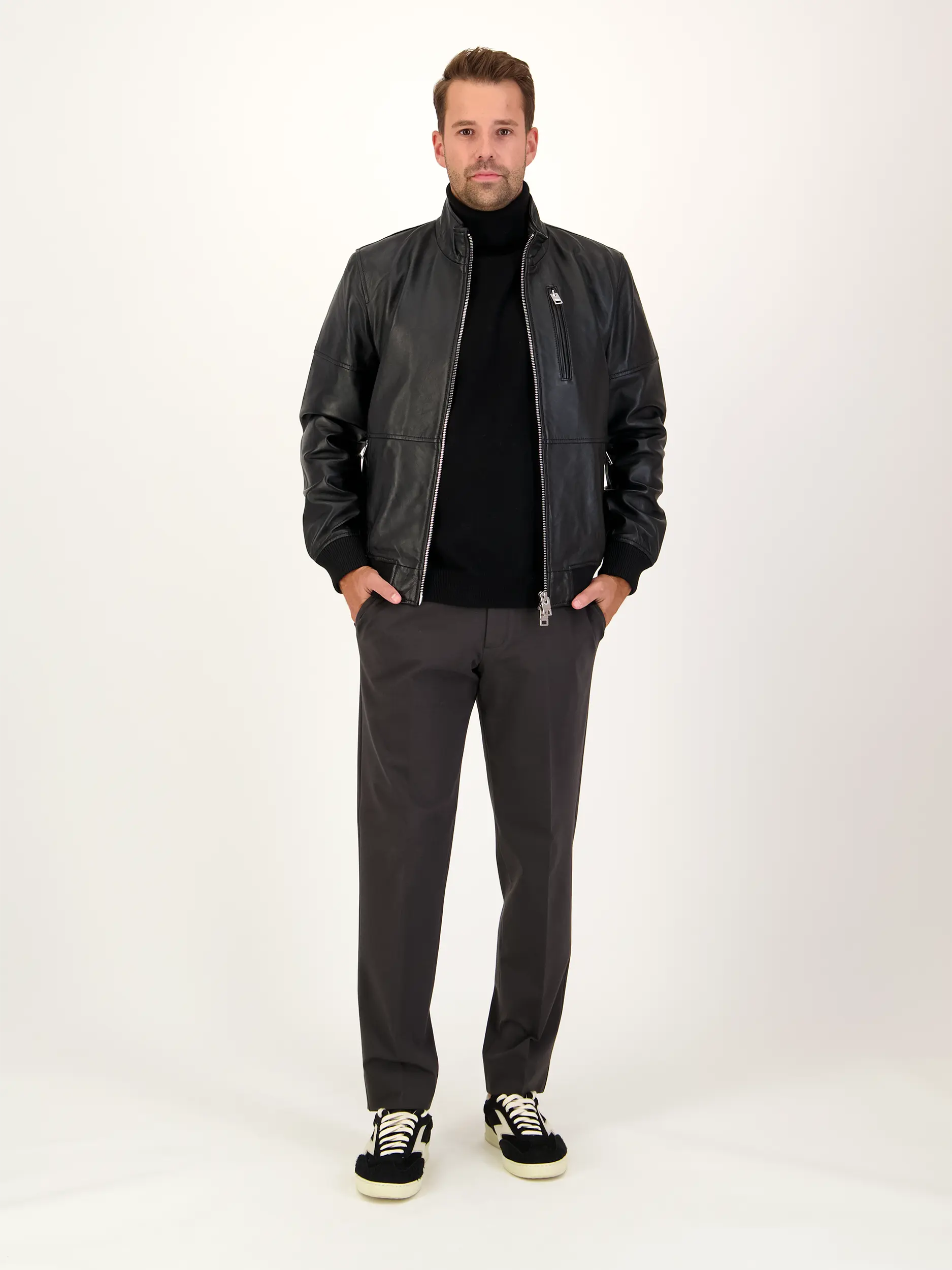 Lederjacke - Artikel Teil eines Outfits getragen von einem Modell - Farbe: Schwarz