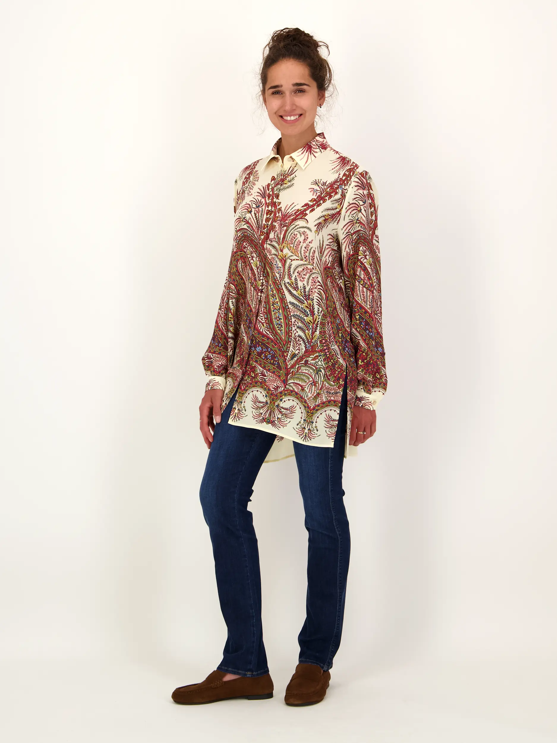 Gemusterte Bluse aus Seide langarm - Artikel Teil eines Outfits getragen von einem Modell