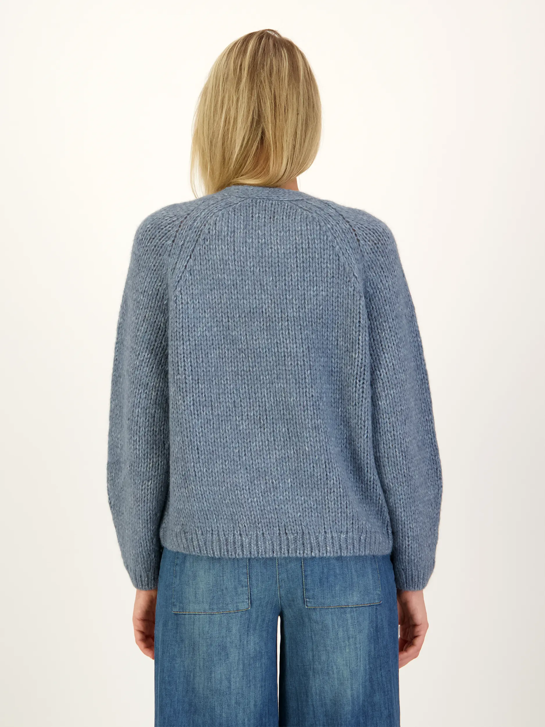 Strickjacke aus Woll-Mix - Artikel Rückseite getragen von einem Modell