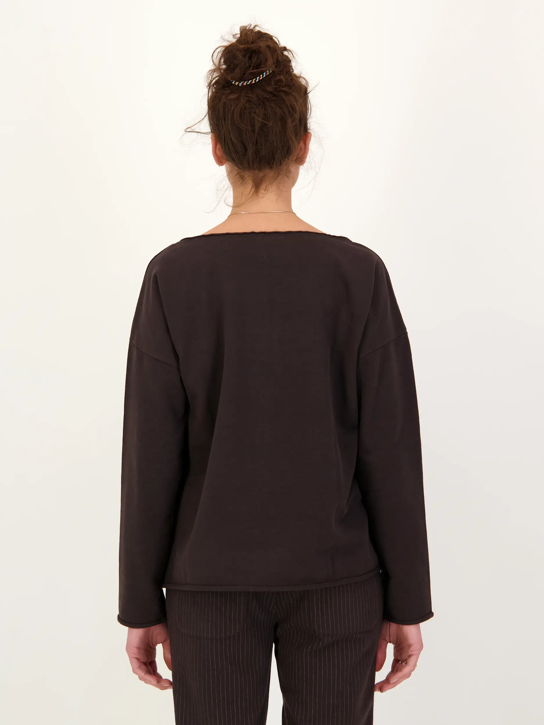 Sweatshirt 'Judi' - Artikel Rückseite getragen von einem Modell - Farbe: Braun