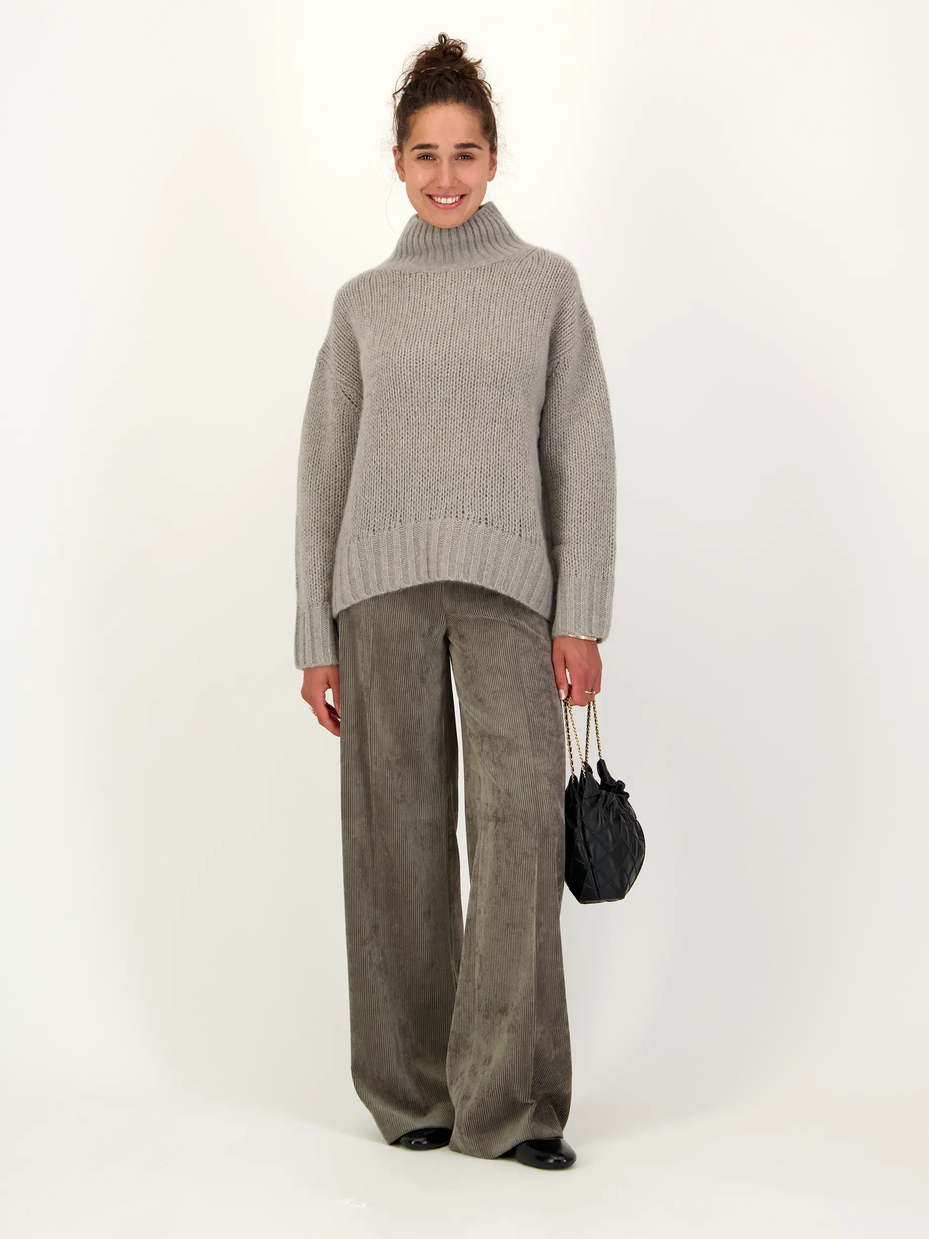 Hose 'Before' - Artikel Teil eines Outfits getragen von einem Modell - Farbe: Grün