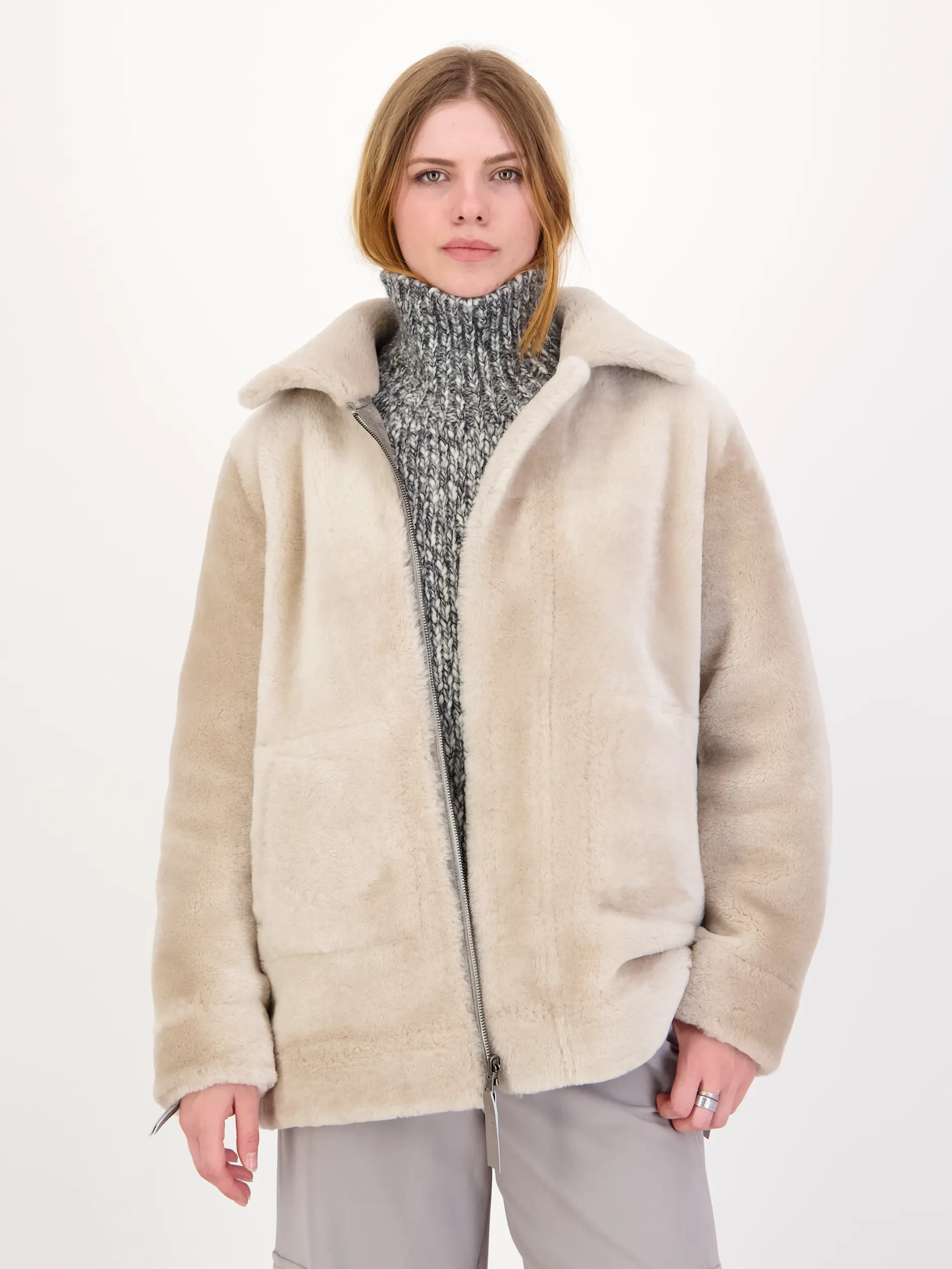 Lammfelljacke 'Rider' - Artikel Vorderseite getragen von einem Modell - Farbe: Grau