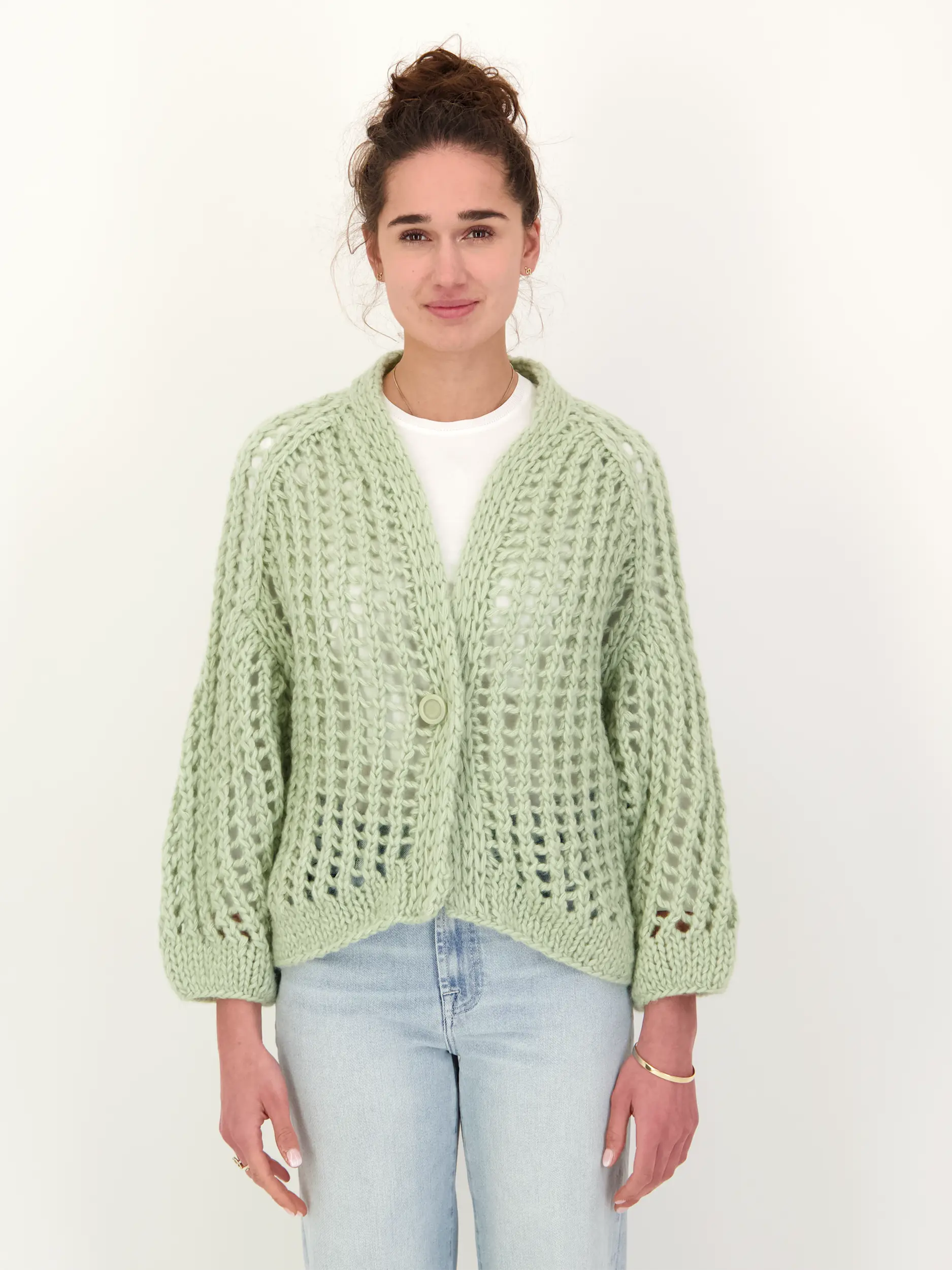 Strickjacke 'Ivenya' - Artikel Vorderseite getragen von einem Modell - Farbe: Grün