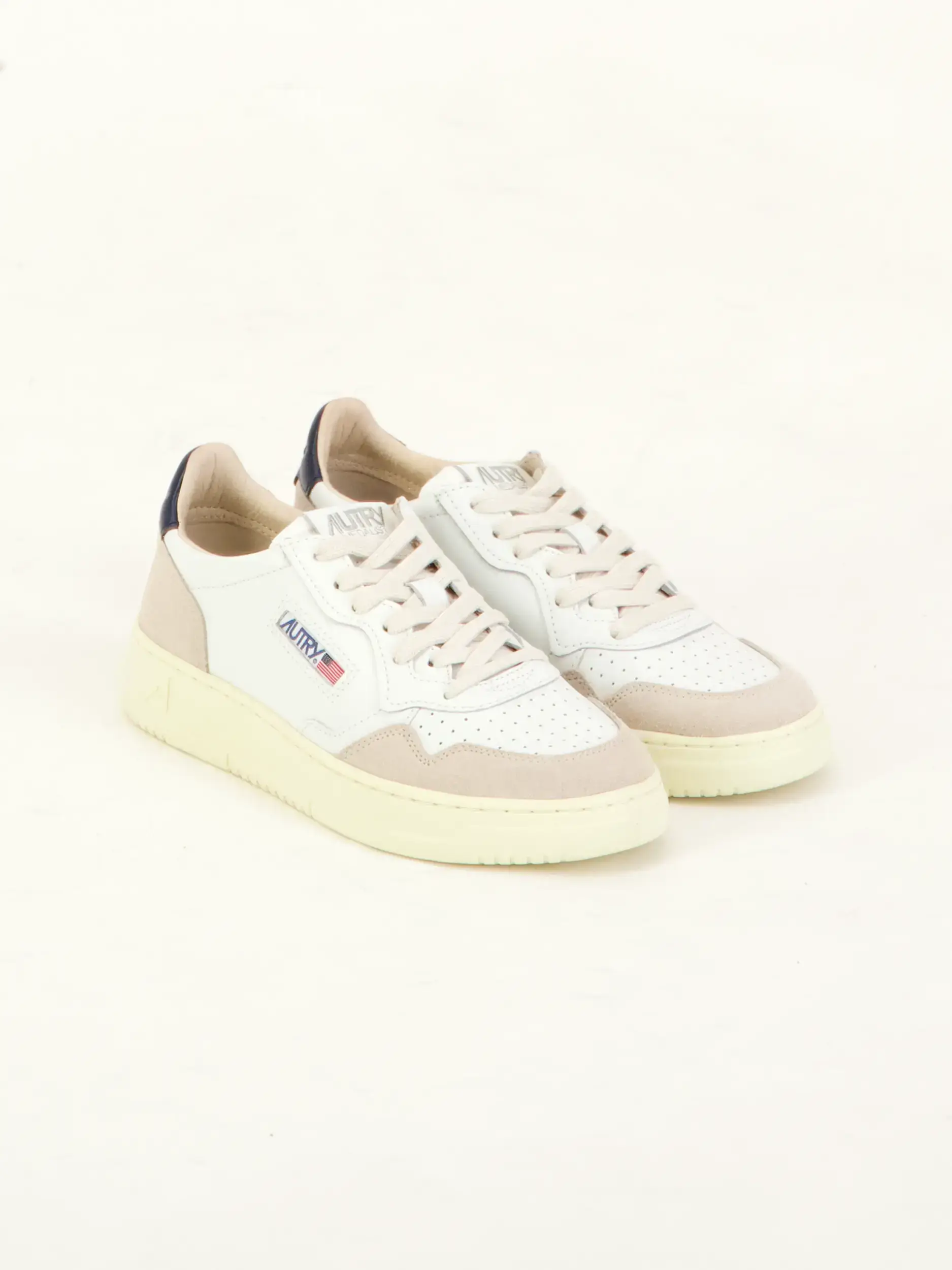 Sneaker 'Medalist' aus Leder - Artikel Teil eines Outfits getragen von einem Modell - Farbe: Blau