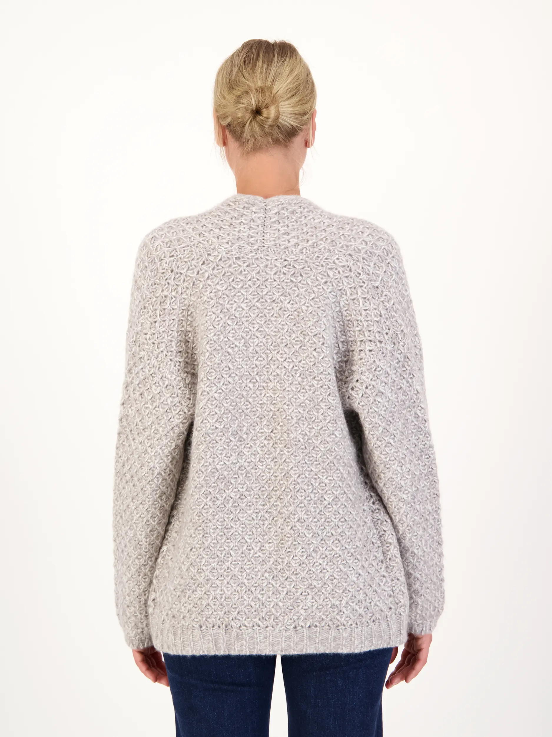 Strickjacke aus Kaschmir - Artikel Rückseite getragen von einem Modell - Farbe: Braun