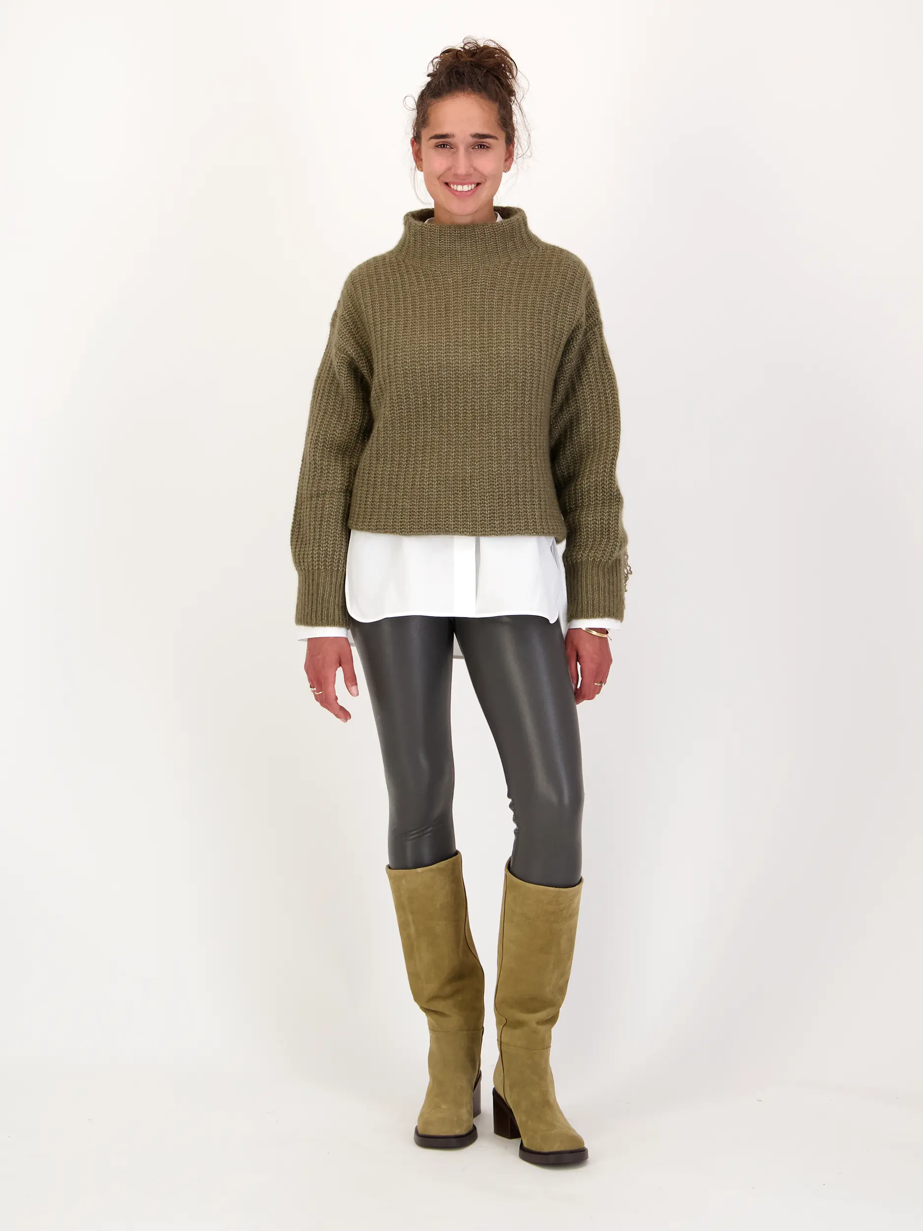 Pullover aus Kaschmir-Mix  - Artikel Teil eines Outfits getragen von einem Modell - Farbe: Grün