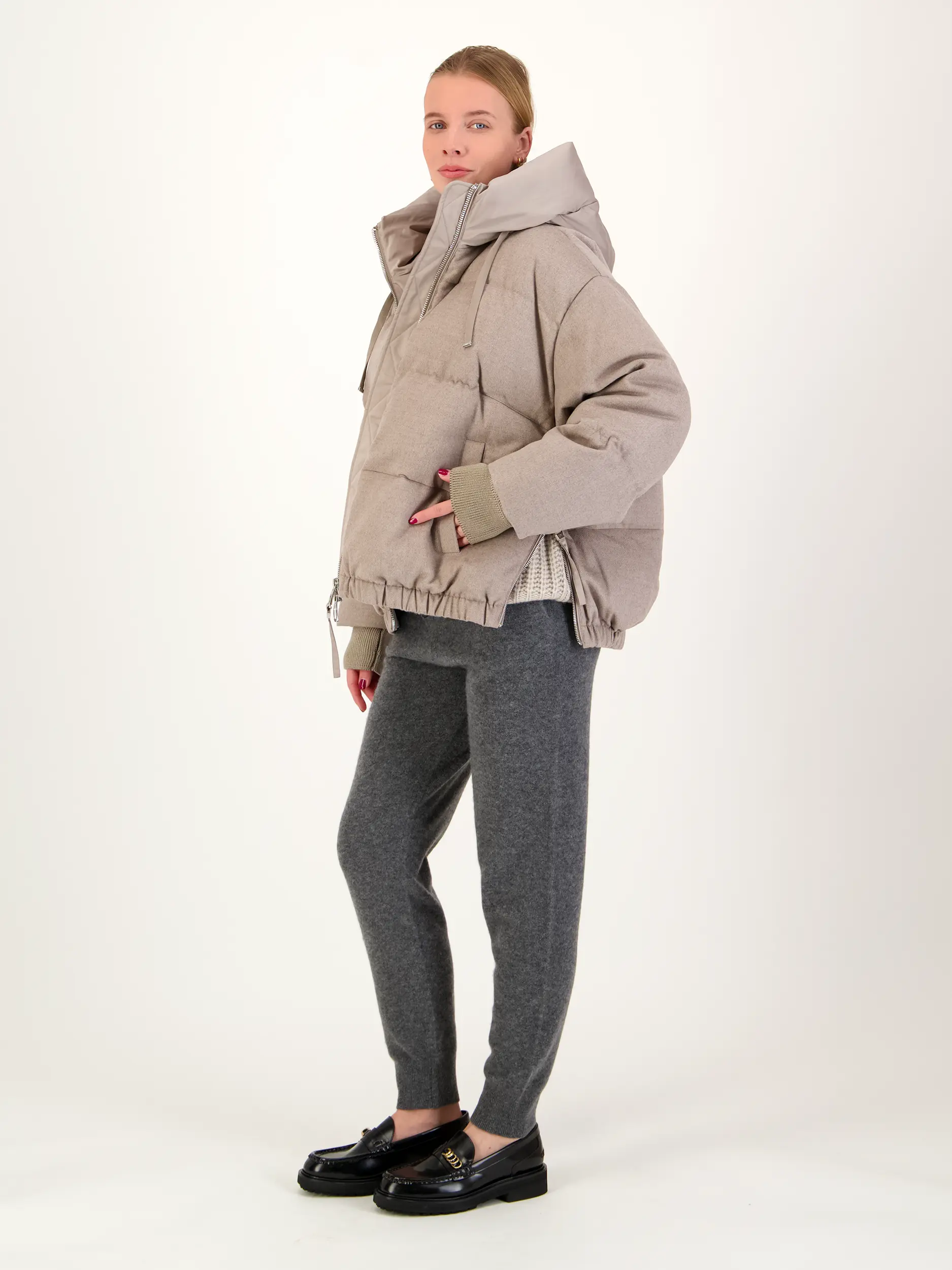 Daunenjacke - Artikel Teil eines Outfits getragen von einem Modell - Farbe: Braun