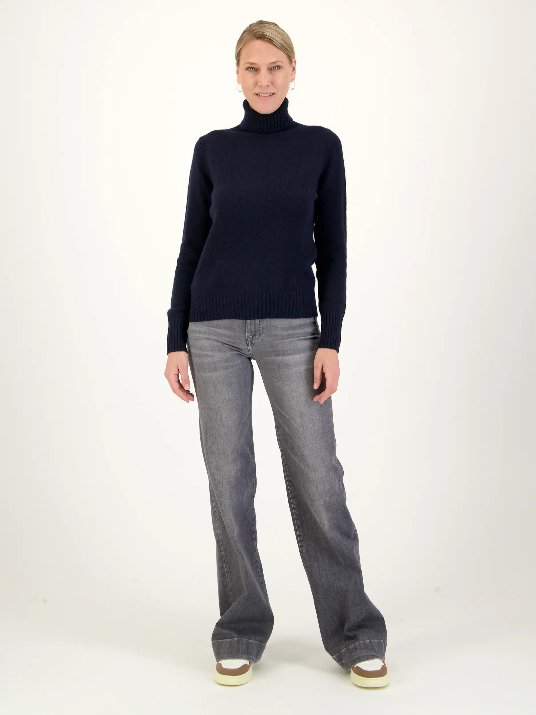 Rollkragenpullover aus Kaschmir langarm - Artikel Teil eines Outfits getragen von einem Modell - Farbe: Blau