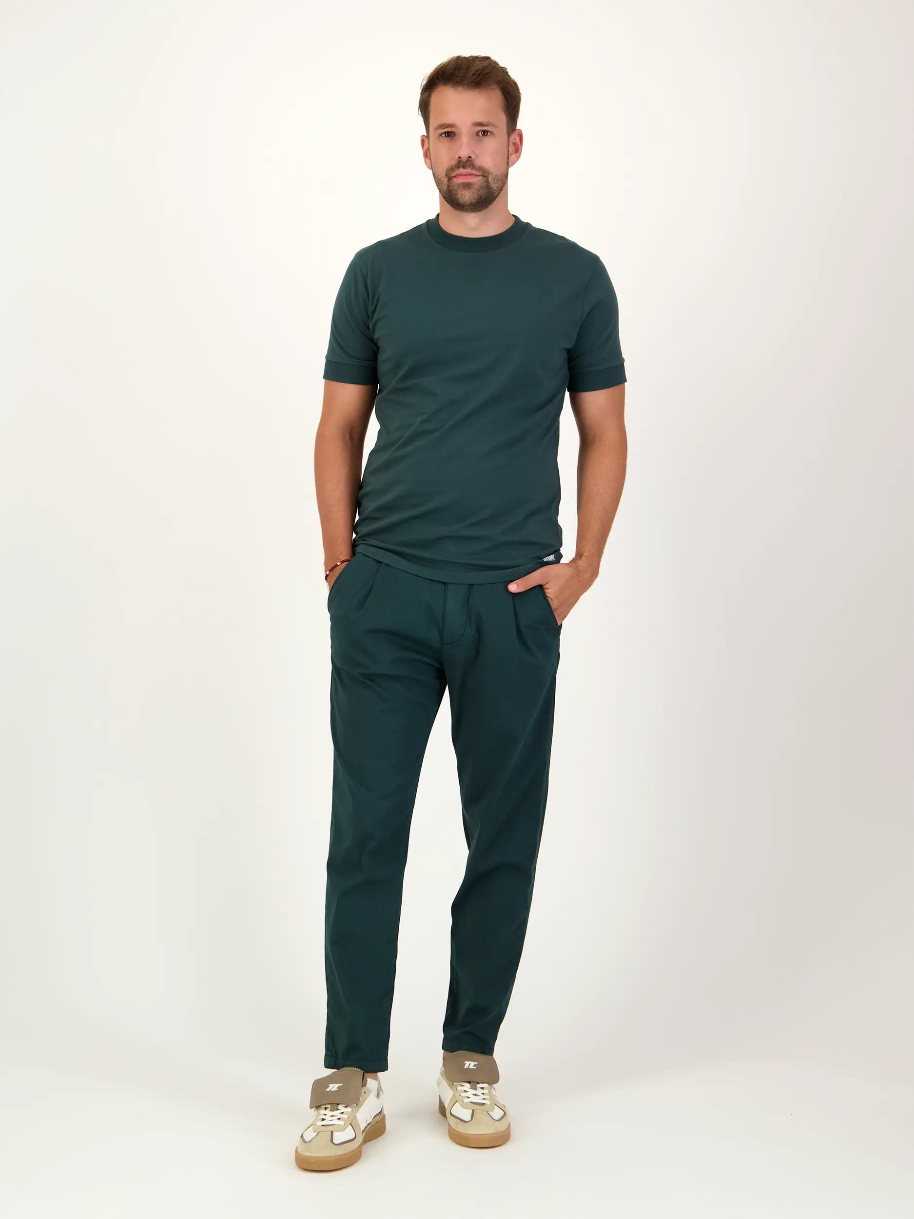 Bundfaltenhose 'Chasy' - Artikel Teil eines Outfits getragen von einem Modell - Farbe: Grün