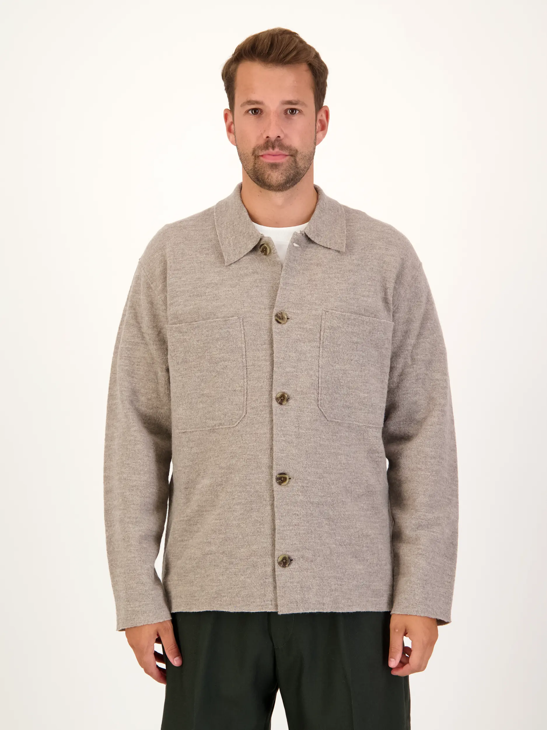 Overshirt 'Jonas' aus Wolle - Artikel Vorderseite getragen von einem Modell - Farbe: Braun